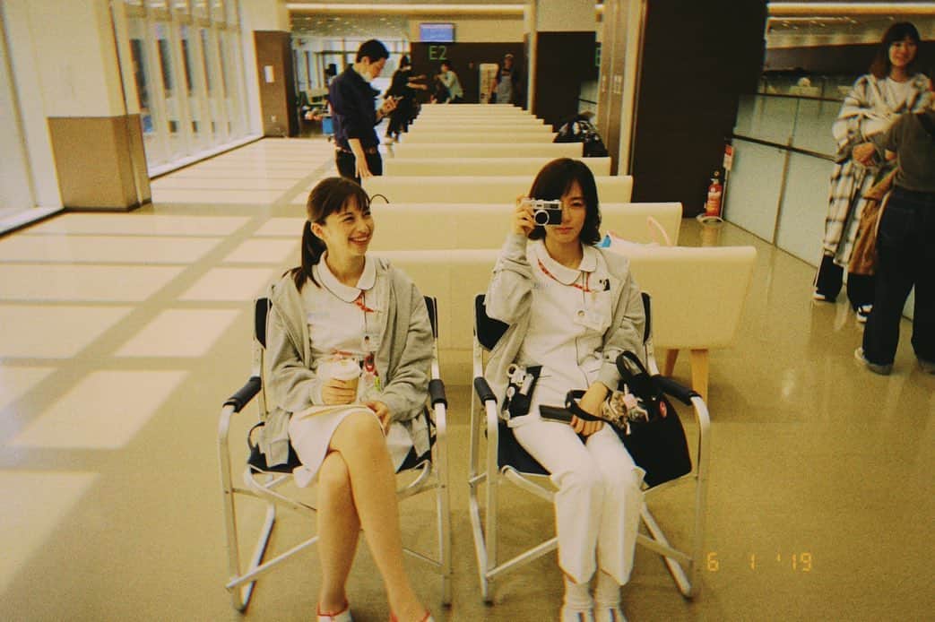 水川あさみのインスタグラム：「今夜は9話💉 撮影の合間どこでもかしこでもなにするのもだいたい私達はペアで行動👯‍♀️最終話に向けてコンビネーションも整ってます。 今夜も是非っ！ #白衣の戦士」
