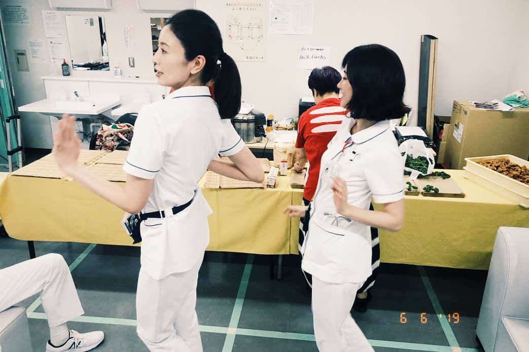 水川あさみのインスタグラム：「那奈ちゃんとわたしのよくわからんけどエモーショナルなダンス💃笑 #白衣の戦士」