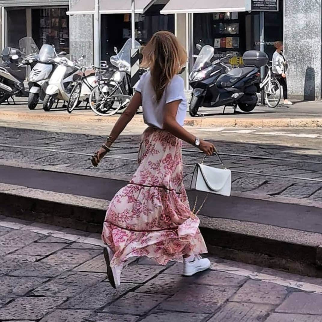 ツインセットさんのインスタグラム写真 - (ツインセットInstagram)「#repost @alessandragrillo12 ❤️ wearing our #Twinsetmilano linen print skirt in Milan 🌺🌸🌺 #twinsetlover #twinsetss19」6月12日 18時04分 - twinsetofficial