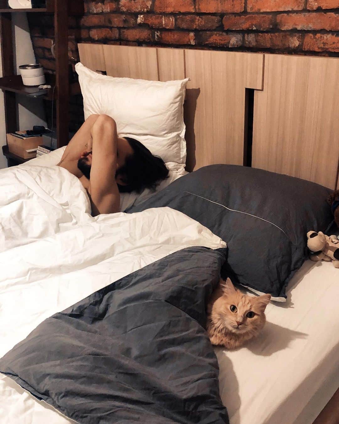 NICOLAS SIMOESのインスタグラム：「Babe who is this girl in our bed? 😸🤪」