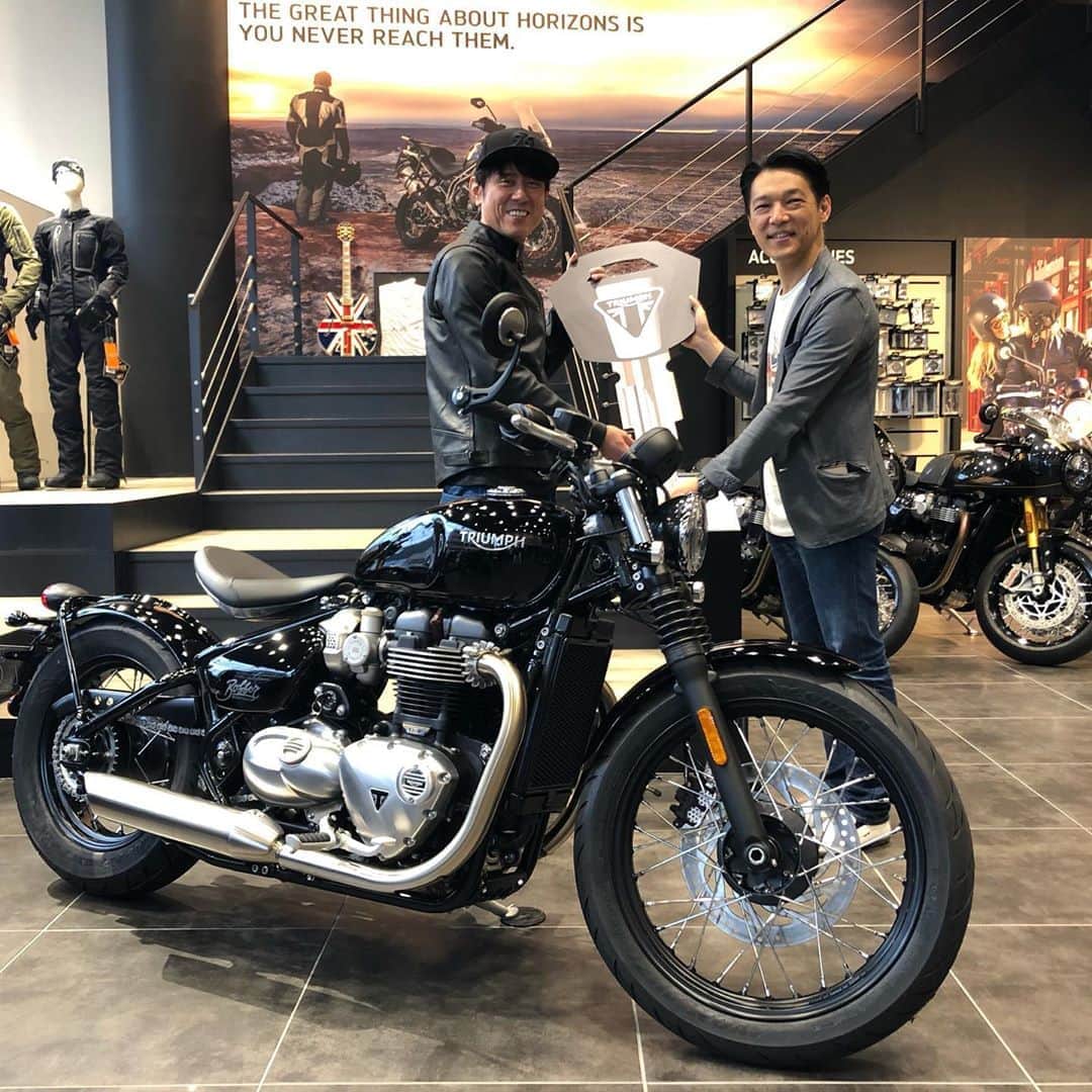のインスタグラム：「ネプチューンの原田泰造さんがトライアンフ東京に納車のため来られました！ ダンディな原田さんが選んだのはボンネビル・ボバー！！ とてもお似合いでした。おめでとうございます！ #理想のライドがそこにある #トライアンフ #バイク #バイクが好きだ #バイク好きな人と繋がりたい #バイク好き」