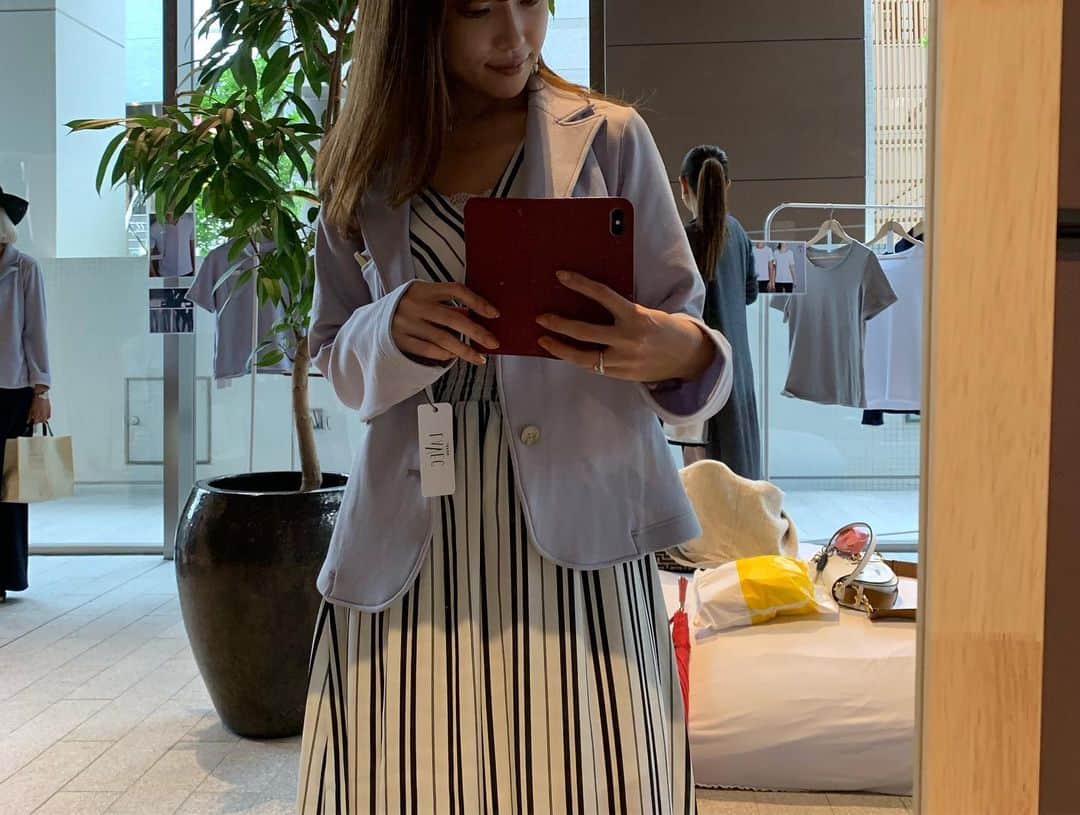 舟山久美子（くみっきー）さんのインスタグラム写真 - (舟山久美子（くみっきー）Instagram)「@lavecjapan って新しいブランドが出来たのでお仕事終わりに展示会行ってきました😉👌✨✨わんちゃんが可愛くてずっと遊んでたらReluxし過ぎて居座ってしまいそうでした…笑  お洋服の生地も気持ちよすぎて…試着したら着てることを忘れた😪💗 どれも素敵でしたが、きちんと見えしてずっと使えるジャケットとパンツを購入✨ はぁ着るの楽しみ🐥✌️ 今日は朝時間無くて…また着やすいワンピース着てしまった🤭@micoameriofficial  #afterhours #fashion #relax #lavec #room #いぬすたぐらむ #プードル #私服 #micoameri」6月12日 18時20分 - kumikofunayama