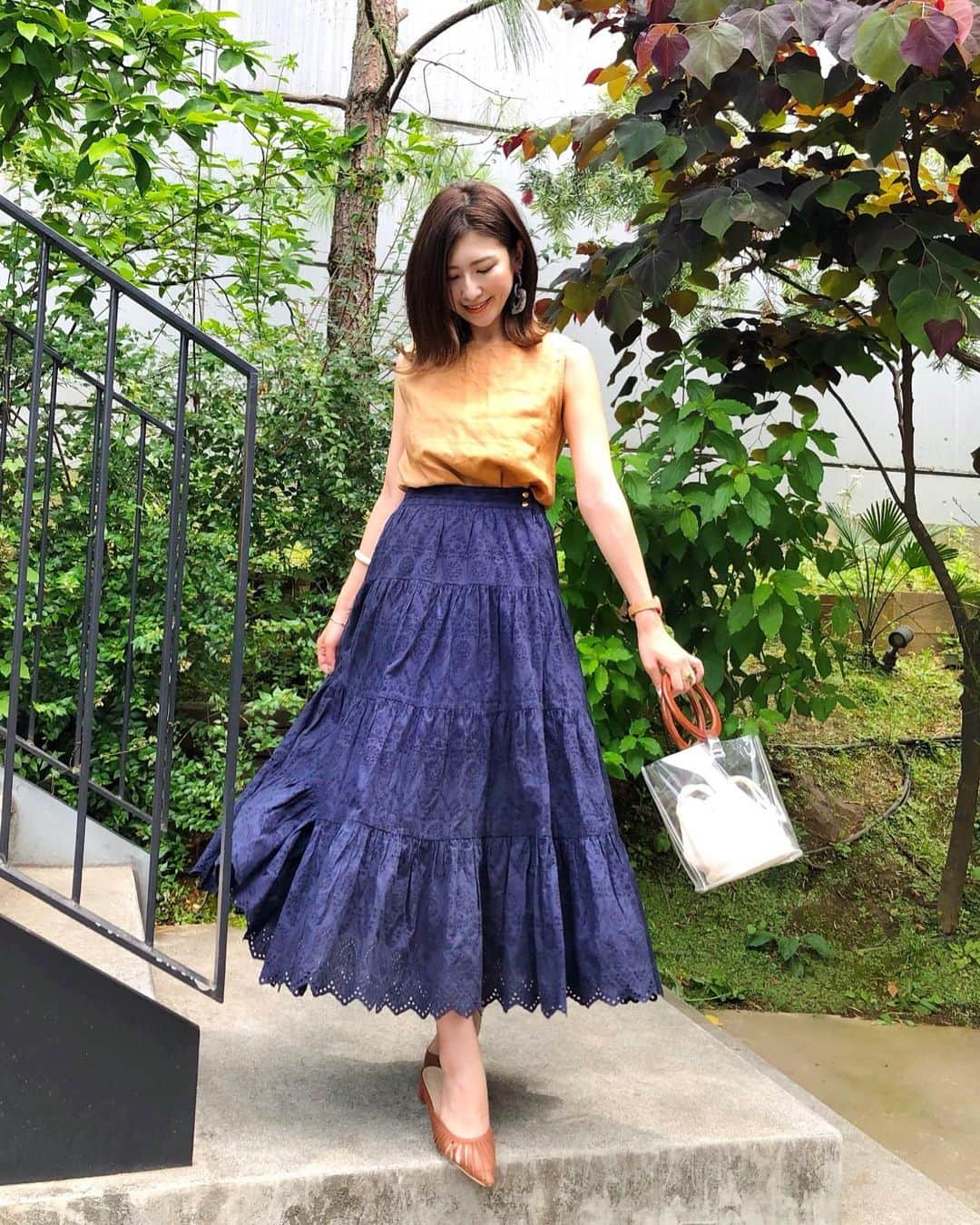 l.lily1013さんのインスタグラム写真 - (l.lily1013Instagram)「・ @stylebar.jp のスカート着回し！ brown × navy 好きな組み合わせ😊 ・ トップスは @fabia.jp でこれまた着回しのトップス✨ ・ 今日は美容dayでした！ かなり運動不足なのでカラダ鍛えようと思います！ ・ ・ #大人カジュアル #大人カジュアルコーデ #きれいめコーデ #きれいめカジュアル #シンプルコーデ#ママコーデ#プチプラコーデ #カジュアルコーデ#今日のコーデ#今日のファッション#30代コーデ#ママファッション#楽天お買い物部 #locari#mineby3mootd ・ tops #fabia skirt #stylebarstyle shoes #リエディ」6月12日 18時21分 - l.lily1013