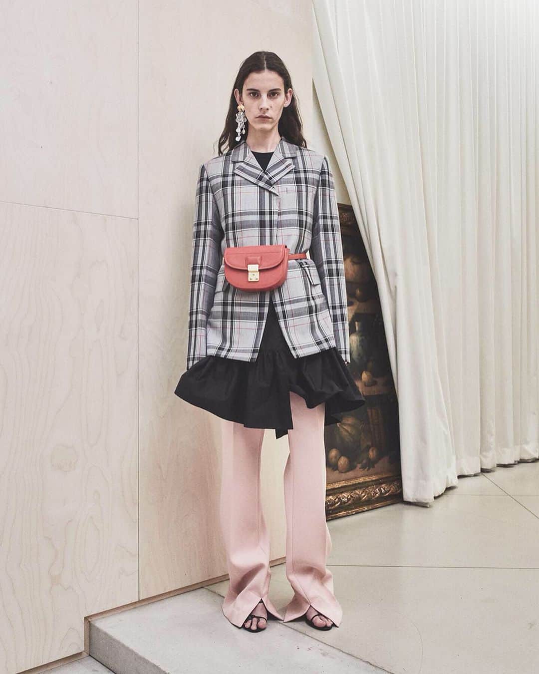 Fashion Headlineのインスタグラム：「3.1 フィリップ リム（ @31philliplim ）のポップアップが伊勢丹新宿店本館3階=ウエストパーク/プロモーションにて、6月19日から27日の期間で開催!  今すぐ着たい夏のレディ・トゥ・ウエア、シューズ、アクセサリーに加え、2019年プレフォールコレクションの先行販売も。  この夏を鮮やかに彩ってくれること間違いなしのモードでリアルなワードローブを見つけに、ぜひ、ポップアップへ足を運んでみて。  なお、期間中は、伊勢丹オンラインストアでも同商品を展開。  イベント情報 3.1 PHILLIP LIM PRE-FALL 2019 ISETAN POP-UP  会期：6月19日〜6月27日 会場：伊勢丹新宿店本館3階=ウエストパーク/プロモーション 住所：東京都新宿区新宿3-14-1 . -------------------------------------- . .  #31philliplim #31フィリップリム #31PreFall2019. #31Tribe  #三越伊勢丹 #伊勢丹新宿店 #ワードローブ #ポップアップ」