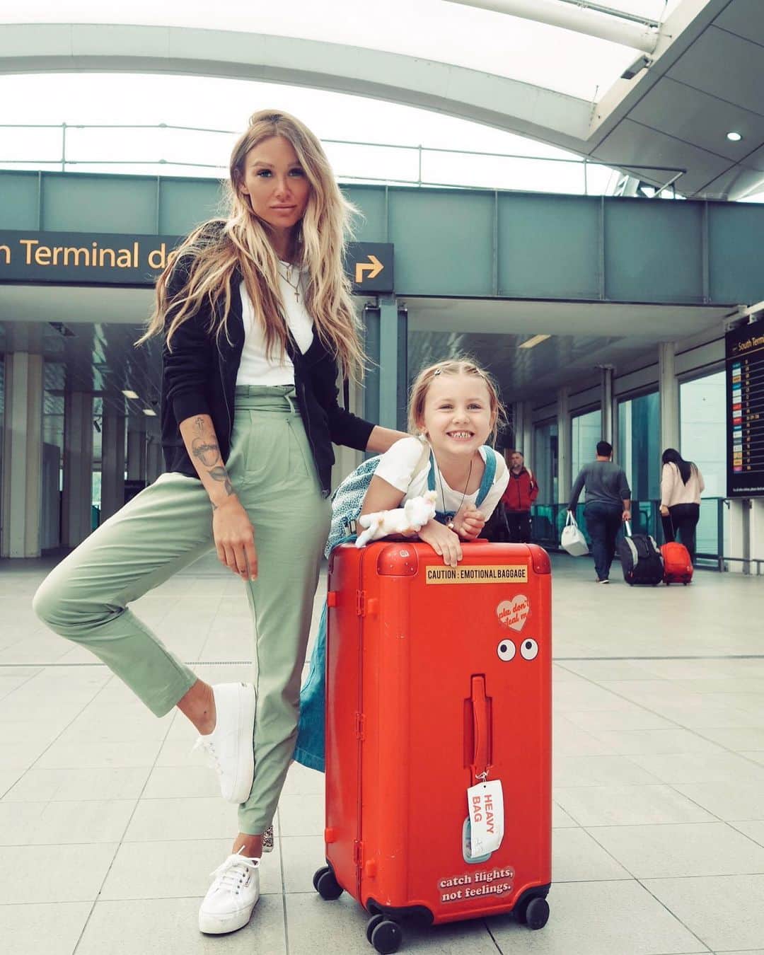 ルー・ティーズデールのインスタグラム：「Catch flights not feelings..」