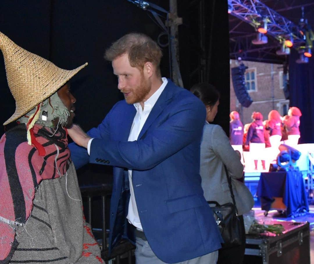 ロイヤル・ファミリーさんのインスタグラム写真 - (ロイヤル・ファミリーInstagram)「The Duke of Sussex and Prince Seeiso Bereng Seeiso of Lesotho meet @sentebale Youth Advocates before a @Sentebale concert at Hampton Court Palace last night.  The concert at @historicroyalpalaces raised funds and awareness for the charity founded by The Duke & Prince Seeiso Bereng Seeiso in 2006, to support children and young people affected by HIV and AIDS in Lesotho, Botswana and Malawi.  These Youth Advocates are vital in communicating the challenges of young people living with HIV in their communities.  HIV is still a leading cause of death in 10 to 19-year-olds in Africa but funds raised from this concert will enable @Sentebale to continue helping many more young people in southern Africa giving them hope and opportunity for the future.  Find out more about the concert on @SussexRoyal.」6月12日 18時17分 - theroyalfamily