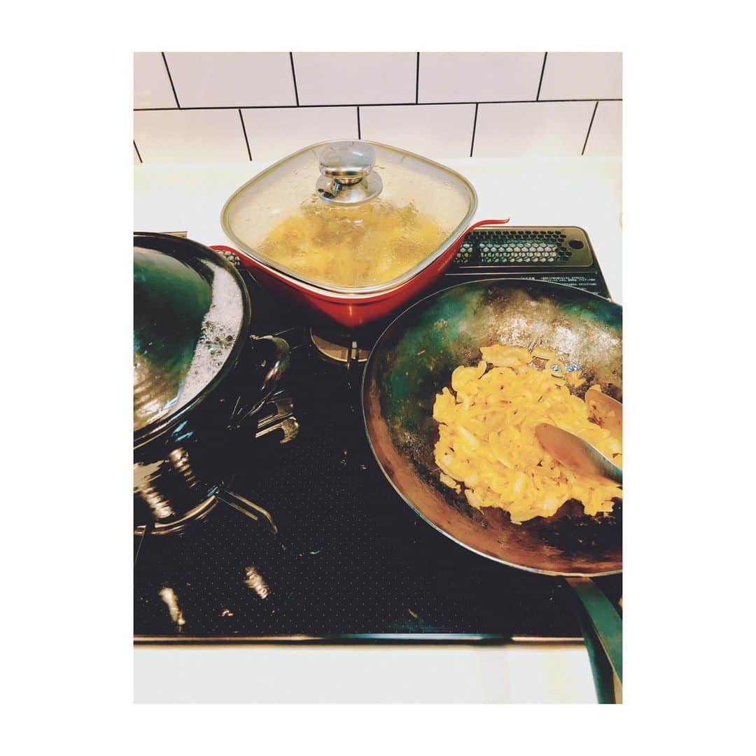 笹峯愛さんのインスタグラム写真 - (笹峯愛Instagram)「和歌山のお母さんから たくさん畑の幸を送っていただいたので  大きな玉ねぎを使って オニオンスープ作りました。  繊維を切るように 切った玉ねぎを 飴色になるまでバターで炒めて コンソメスープで少し煮て 塩コショウで味を調えたら出来上がり。  ぶっちゃけ、コンソメ入れなくても 玉ねぎの甘さでいただけそうなスープです。  でも、おかずが完全和食だった為 スープがなんか…浮くわ（笑）  #晩御飯 メインは#鶏肉 と#大根 と#舞茸しめじ の #煮物 #油揚げ と #ネギ の青いところが良い味出してくれる 副菜は #玉ねぎ と #わかめ の#ポン酢和え #ごま油 を垂らして #中華風  #スープ は#玉ねぎ を1個使った #オニオンスープ」6月12日 18時18分 - mineco.m