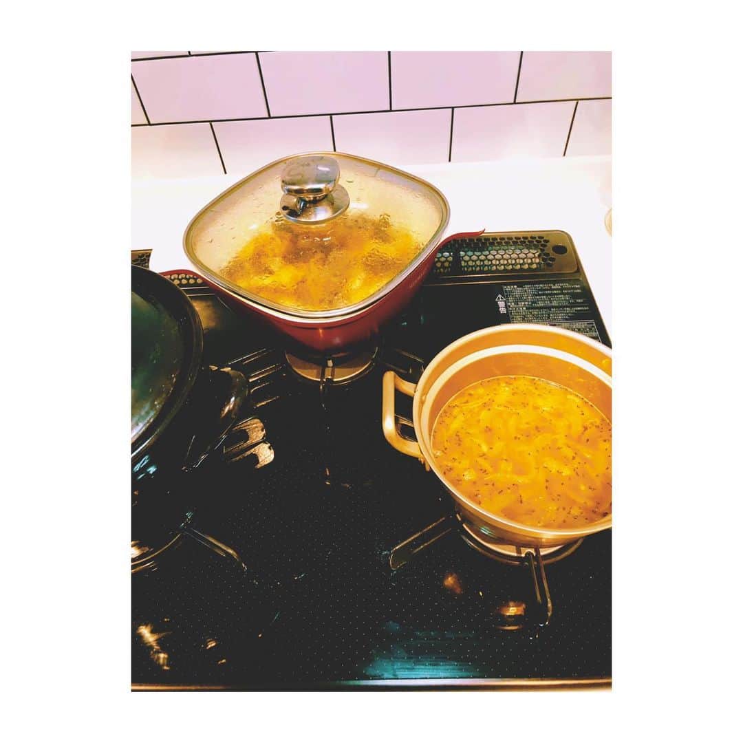 笹峯愛さんのインスタグラム写真 - (笹峯愛Instagram)「和歌山のお母さんから たくさん畑の幸を送っていただいたので  大きな玉ねぎを使って オニオンスープ作りました。  繊維を切るように 切った玉ねぎを 飴色になるまでバターで炒めて コンソメスープで少し煮て 塩コショウで味を調えたら出来上がり。  ぶっちゃけ、コンソメ入れなくても 玉ねぎの甘さでいただけそうなスープです。  でも、おかずが完全和食だった為 スープがなんか…浮くわ（笑）  #晩御飯 メインは#鶏肉 と#大根 と#舞茸しめじ の #煮物 #油揚げ と #ネギ の青いところが良い味出してくれる 副菜は #玉ねぎ と #わかめ の#ポン酢和え #ごま油 を垂らして #中華風  #スープ は#玉ねぎ を1個使った #オニオンスープ」6月12日 18時18分 - mineco.m