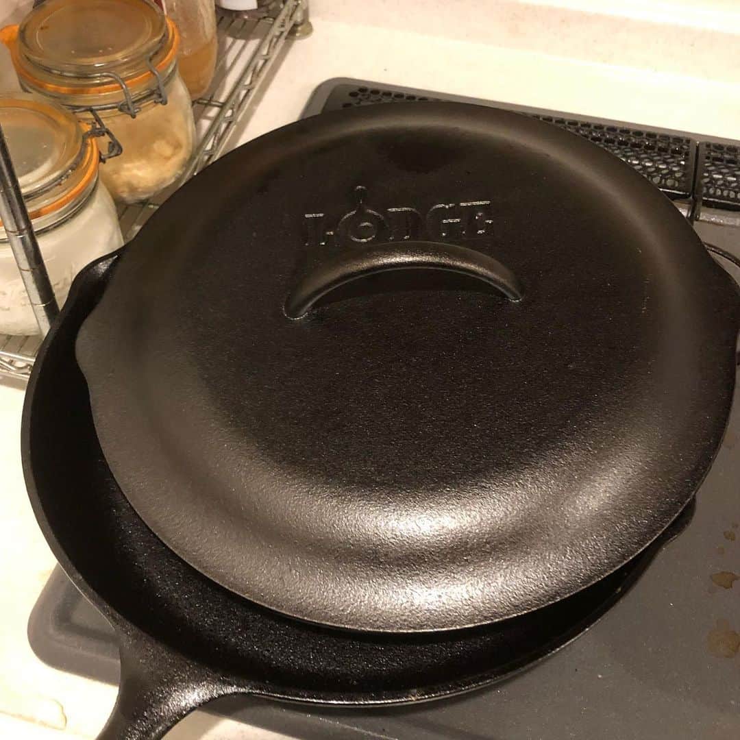 のインスタグラム：「ステーキを豪快に美味しくオシャレに焼きたくて鉄でできたデカいフライパンを買っちまったぜ‼︎﻿ ﻿ #lodge﻿ #アメカジ飯﻿ #アメカジボーイズ ﻿ #amecajiboys ﻿ #アメカジ ﻿ #アメカジ散策」