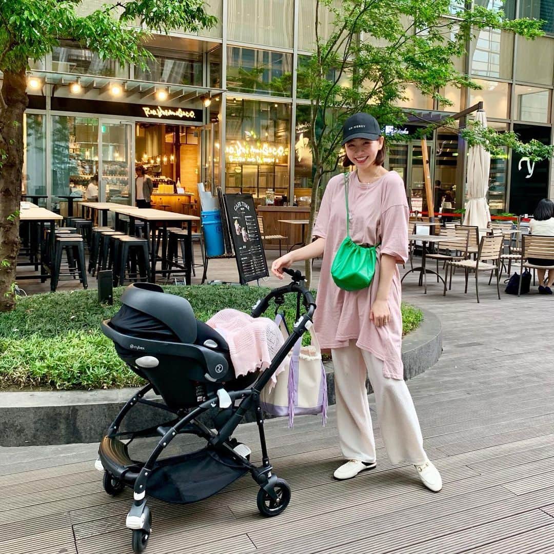 青山あみのインスタグラム：「やっぱり、少しでも時間を見つけてお外に出て、﻿ 大好きな友達とおしゃべりするだけで﻿ happyになれるね！❣️﻿ 気持ちにも余裕がでてくるし！﻿ ありがたい事に、娘ちゃんもお出かけが好きみたいで🥰﻿ 母親がいっぱいいっぱいだと、子供👶🏻に一番影響がいくから、﻿ お母さんが楽しそうにしてると、きっと子供も楽しんだろうなぁ。と﻿ この子には、これからたくさん笑っていてほしいから﻿ その分、たくさんの笑顔を見せたいなぁと、思うよ！﻿ 10ヶ月間お腹の中にいたから、そこはやっぱりlinkすると思うんだよね。﻿ 最近は、よく笑うようになってきて会話が出来てるみたいで、嬉しいし、何よりもうね、可愛過ぎる！🤗 ﻿ ほんと、不思議だよね。﻿ 神秘的だよね、﻿ すごいよね、ほんと、母ちゃんってすごいよね！﻿ なんだか熱くなっちゃったけど、﻿ 要するに、今日もhappyな日だったってこと！笑 世の中の頑張ってる母ちゃんたちに拍手をおくりたい！👏﻿ さてさて、夕飯なににしようかねぇ。﻿ ﻿ #世の中の母ちゃんたちほんと尊敬﻿ #女の子ママ﻿ #ママコーデ﻿ #2ヶ月baby﻿ #cybex #bagaboo」
