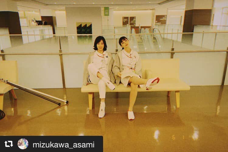 日本テレビ　ドラマ「白衣の戦士！」さんのインスタグラム写真 - (日本テレビ　ドラマ「白衣の戦士！」Instagram)「🏥白衣の戦士！ 今夜10時から🚑 #水川あさみ さん #中条あやみ さん ・ #repost @mizukawa_asami 今夜は9話💉 撮影の合間どこでもかしこでもなにするのもだいたい私達はペアで行動👯‍♀️最終話に向けてコンビネーションも整ってます。 今夜も是非っ！ #白衣の戦士」6月12日 18時23分 - hakui_ntv