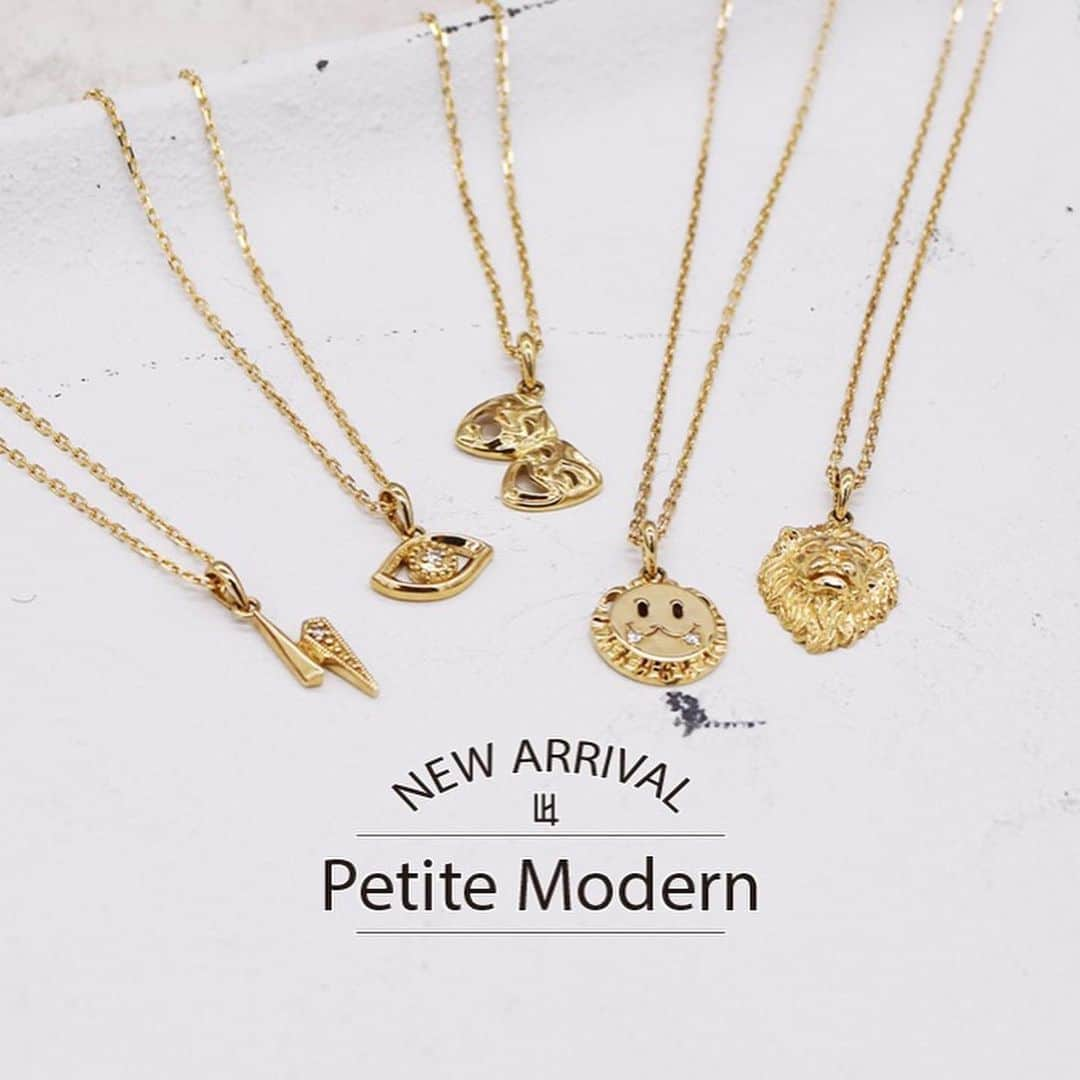 LION HEARTさんのインスタグラム写真 - (LION HEARTInstagram)「． . New Arrival Petite Modern/プチモダン ———————————————————————— 『ユニセックスなリアル・クローズ・アクセサリー』をコンセプトとし、男女でシェアできる小ぶりで都会的なデザイン。 ． 『アクセサリーをつけたいけどもさりげなく楽しみたい』、『普段アクセサリーをあまりつけないので軽いものにしたい』そんなお客様にぴったりのデザインに仕上がっています。 ． レディースアクセサリーに限りなく近いサイズ感でありながら、全体のボリュームやペンダント部分のバリエーションが幅広く揃うメンズアクセの新しいプロダクトです。 ． それぞれのデザインでシルバー・イエローゴールド・ホワイトゴールドの3種類の展開。 ． 小ぶりですが素材によって印象が違うので、様々なコーディネートに合わせて楽しんでみてください◎ ———————————————————————— お取り扱い店舗 ■LION HEART 新宿店 東京都新宿区新宿5丁目16-4 新宿マルイメン1階 03-6380-1833 . ■LION HEART 有楽町店 東京都千代田区有楽町2-7-1 有楽町マルイ 7階 03-6274-6322 . ■LION HEART 梅田店 大阪府大阪市北区角田町7番10号 阪急メンズ大阪5階 06-4709-0159 . ■LION HEART OFFICIAL ONLINE STORE https://lionheart-store.com/ ———————————————————————— #ライオンハート #lionheart #アクセサリー #accessory #ネックレス #necklace #メンズファッション #mensfashion #メンズアクセ #写真 #おしゃれ #ストリートスタイル #シルバー #silver #ゴールド #gold #ギフト #gift #ペア #zozotown #阪急メンズ大阪 #新宿マルイメン #有楽町マルイ」6月12日 18時23分 - lion_heart_accessory