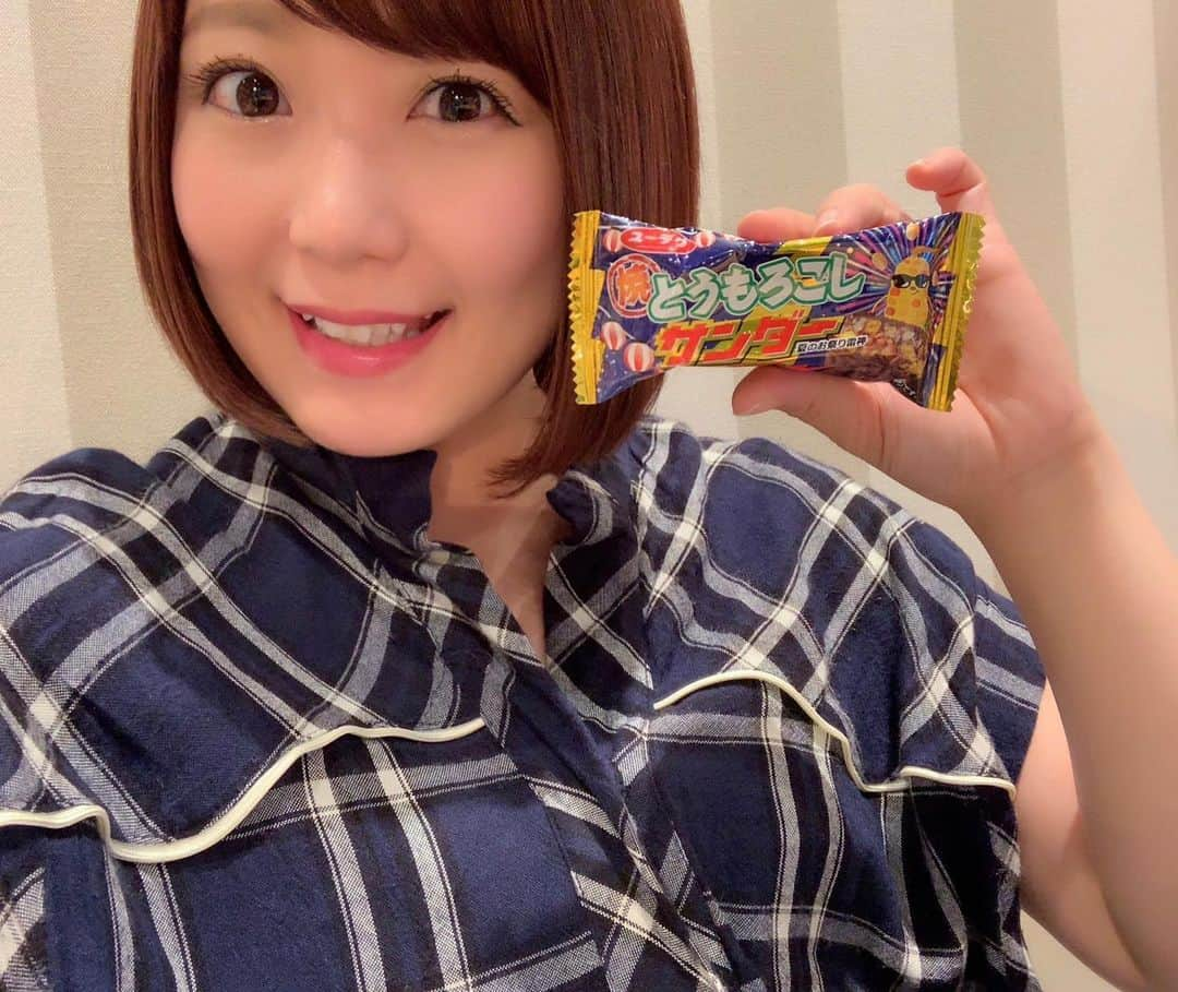 嶋梨夏さんのインスタグラム写真 - (嶋梨夏Instagram)「甘じょっぱいチョコレートは最強だと思います🌽🍫✨✨✨ #ブラックサンダー #とうもろこしサンダー #とうもろこし #チョコレート #chocolate #snack #お菓子 #おやつ #駄菓子 #sweets #スイーツ女子 #アラサー女子 #ショートボブ #milkfed #photooftheday #JAPAN #japanesesnack #japanesegirl #avex #avexmanagement #instagood #followme #極度の甘党 #ricashima #嶋梨夏」6月12日 18時24分 - shimarica_jp