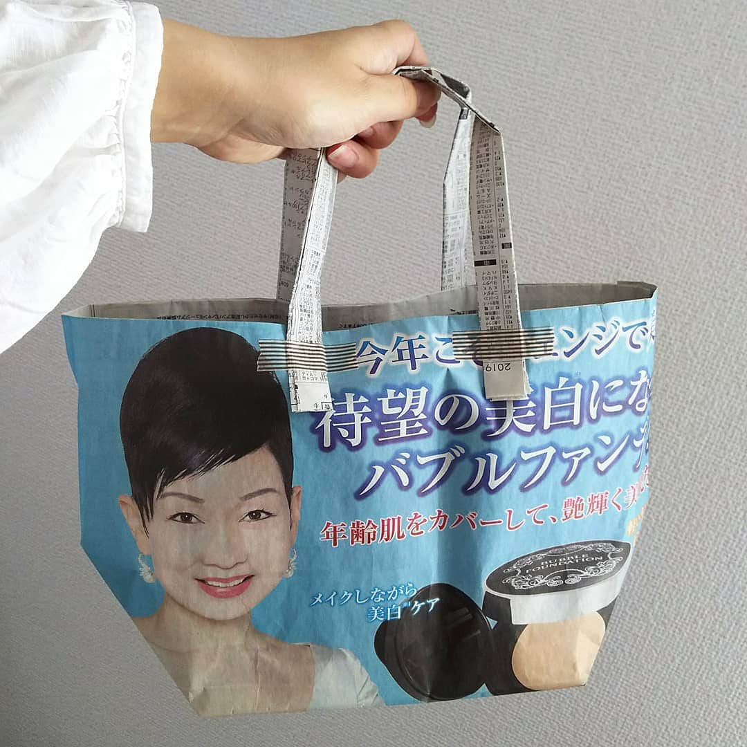 sweet_strawberryさんのインスタグラム写真 - (sweet_strawberryInstagram)「📰👜【新聞紙トートバッグ】ページの選り好みしてこれか？……これか？って言うな失礼、美白ケアのクリスタルジェミー【#中島香里 】さん🗿 【📰新聞紙を42回折り畳むと月へ届く🌛】というの聞くけど、説明聞いても、納得いかない🤣ちんぷんかんぷん🤦、想像できない🤷 実際に新聞紙を42回も折るのは不可能だから、卓上の計算論になるみたいだけど、 42回折れるんじゃない？って思ってしまうとこから、論外だね私🤣 . 💁１回折ると厚さは２倍、２回で４倍、３回で８倍・・・ 10回折ると、２×２×２×２×２×２×２×２×２×２＝1024倍 新聞の厚さが0.1mmとして、10回折ると約1000倍なので、100mm＝10cm そこから、うんぬんかんぬん……うんぬんかんぬん……42回折ると、計400000km。 地球から月までの距離は約380000kmなので、届きます。だって？？？ …宇宙のこと考えると眠れなくなるみたいに、新聞紙42回も深く考えると頭が痛くなりそうだから、あぁ～そうなの～って感じ😁 📰#新聞バッグ #新聞紙アート#紙#クラフト#ペーパークラフト#トート#バック#紙もの#紙袋#工作#てづくり#ハンドメイド#一点もの#ものづくり#デザイン#手元くら部」6月12日 18時25分 - sweet_strawberry