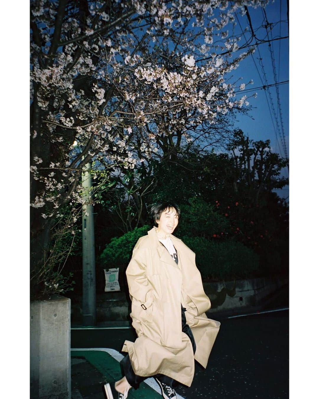 高山都さんのインスタグラム写真 - (高山都Instagram)「きっと今週で見納めだねーって日の夕方、くまこと近所を散歩した。 色んな話をしながら、桜の木をを見つけては、よく跳んだ。 写真家の熊谷直子氏との3月31日の記録。 今日からほんのひと時のお休みを貰って、日本を離れます。 いざ、大好きなあの国へ🏄‍♀️🌴👙 プライベートでの旅行めっちゃ久しぶりやー！！ 偶然にも、フィルム現像されたものが送られてきたのは、成田空港でお寿司とビールで満たされながら幸せ感じてた18時。 夜桜ジャンプ、この日のいい瞬間だなーってニヤニヤした。 いってきまーす✈︎」6月12日 18時28分 - miyare38