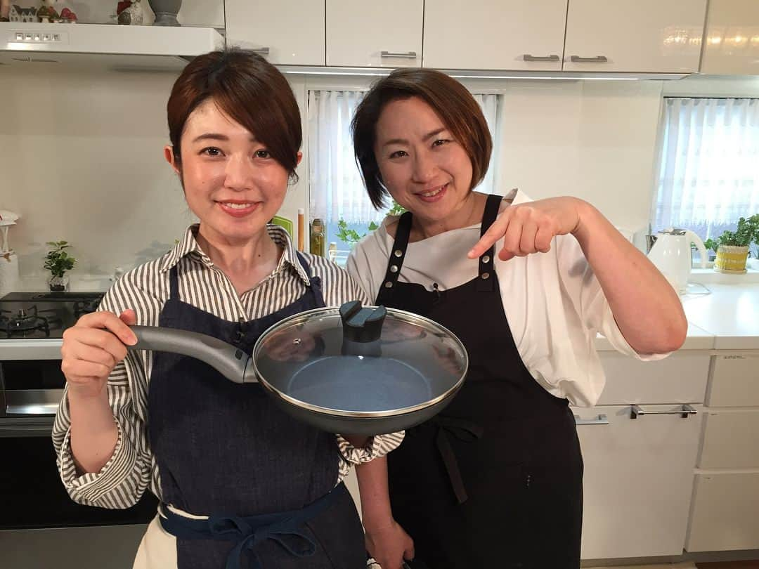 井上裕衣のインスタグラム：「こんばんは😌  ものすごーく簡単なものしか作る気しない わたしの（笑）オススメ料理をご紹介します✨  #上島亜紀 さんの  牛肉とピーマンのオイスター炒め  #てきとーれしぴ ① フライパンにゴマ油にひいて、 ピーマン→ネギ→牛肉(塩、胡椒、片栗粉はまぶしておきますよ♡)の順にしきます (順番超重要‼︎) ②オイスターソース、醤油、酒あわせたものかけます  ③蓋をして中火で8分ぐらいでした (気になってもまぜない！蓋をあけない！) 以上！正確なレシピはドデスカ！HPに掲載されています✨(5月20日分) 緑ピーマンと赤ピーマン両方使うと彩りがグッとアップしてさらにおすすめ  #ハピスタコーナーは月曜日の #ドデスカ ！です #ハピスタが有能すぎる件 を訴えたかった😝」