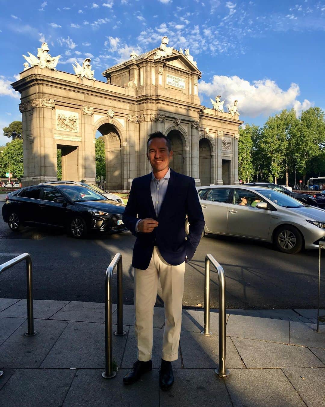 ガルシアマドリッドさんのインスタグラム写真 - (ガルシアマドリッドInstagram)「Lo bonito de la foto son las nubes de Madrid sobre la Puerta de Alcalá . . . . . . . ❤️ #modamasculina #moda #fashion #style #estilo #men #menstyle #outfitoftheday #man #estilomasculino #look #tendencia #mensfashion #instagood #menswear #love #streetstyle #top #model #cine #mensstyle #photography  #instafashion #garciamadrid #chicosguaposvestidosdegarciamadrid #pittiuomo」6月12日 18時33分 - garciamadrid