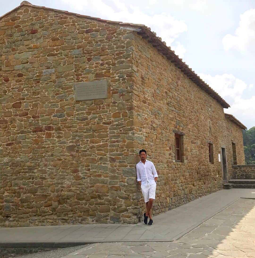 干場義雅さんのインスタグラム写真 - (干場義雅Instagram)「2020 PITTI UOMO S/S。2019年6月12日。レオナルド・ダ・ヴィンチの生家に来ました。 Casa natale di Leonardo. Leonardo's birthplace. ＝＝＝＝＝＝＝＝＝＝＝＝＝＝＝＝＝＝＝＝＝＝＝＝ @vinci @leonardo_da_vinci  #shirts @beams_f  #pants @ralphlauren  #shoes @loropianaofficial  #eyewear @rayban  #bag #hermes #watch @breitling_japan @breitling #necklace @damianiofficial ＝＝＝＝＝＝＝＝＝＝＝＝＝＝＝＝＝＝＝＝＝＝＝＝＝ #干場義雅 @yoshimasa_hoshiba  #yoshimasahoshiba  #pitti #pittiuomo  #pitti2020 #sihh2020 #gentlemanstyle #FORZASTYLE @crossclothet_official  @damianiofficial  @rayban  @ralphlauren  @loropianaofficial  @breitling_japan  @hermes」6月12日 18時34分 - yoshimasa_hoshiba