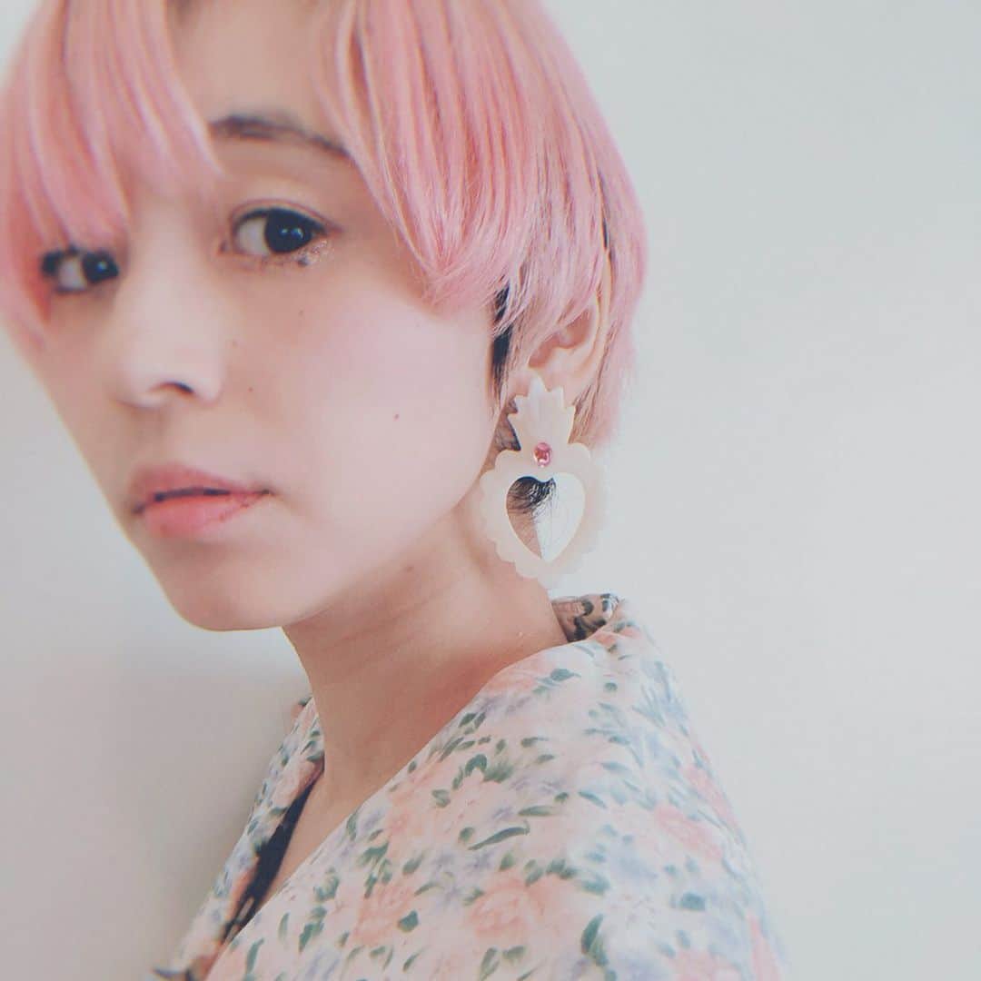 サオリリスのインスタグラム：「ママのママによるママのための洋品店(にしたい♡)、mother by kikkiの開店準備中です！！！！♡♡♡ 用意してある商品のうち、半数の撮影をしたところです。より雰囲気が伝わるよう着画も撮っていきたいのだけど、そっちはほとんどまだ。モデルが自身なのでスイマセーン！！！が、どうか優しい目で見てやってください。  今朝、また商品が届いたので、一歩 ( @ippo_used )の古着用洗剤で洗濯。この洗剤使うと古着のほこりっぽいにおいがとれるのです。素材も優しい。再販されたら100本くらい買っておきたい気持ち。古着好きさんにオススメです。  という感じなんですが、mother by kikkiはまさかの来週オープンです。マイペースすぎて自分でも信じ難いですが、やっぱり来週オープンです。多分こっからバタバタです。  まだ何も無いけどリンク→→→ https://mother.kawaiishop.jp/ ♦︎ ♦︎ ♦︎ Liquem @liquem.tokyo のピアス♥︎ mother by kikki @kikki_kawaiishop のドレス♥︎ ・ ・ ・ ・ ・ ・ #mama #instamama #ママ #女の子ママ #育児 #子育て #ママファッション #instafashion #baby #babygirl #instababy #ig_baby #babyfashion #kids #girl #instakids  #ig_kids #kidsfashion」