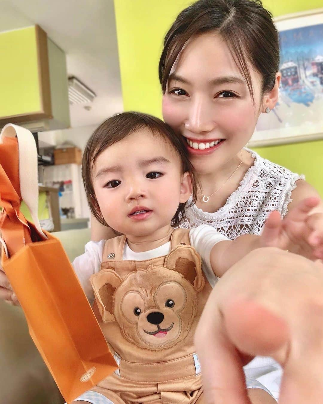 島村みやこさんのインスタグラム写真 - (島村みやこInstagram)「皆さま🐻 暖かいお祝いのコメントやメッセージ、可愛いムービーやイラストたくさんありがとうございます🥰全部大切に読ませていただきました。 嬉しくて胸がぎゅんってなりました🥺💝 本当にありがとうございました！！！ 、 そしてこの前この子もお祝いしてくれました🐻♡ 従姉妹の子♡血縁抜きにかわいいのです。 、 #CM待ってます ❤️ 、 #cousinkids 👶」6月12日 18時36分 - miyako_shimamura.official