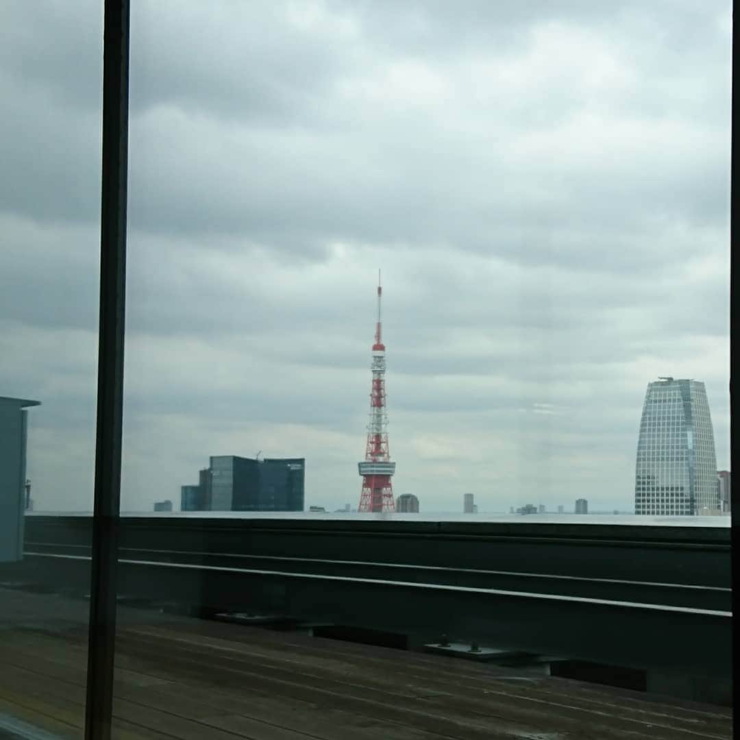 くぼてんきさんのインスタグラム写真 - (くぼてんきInstagram)「くもりの東京タワー  #くもりの #東京タワー #水曜日なのにモクモク」6月12日 18時36分 - kubotenki