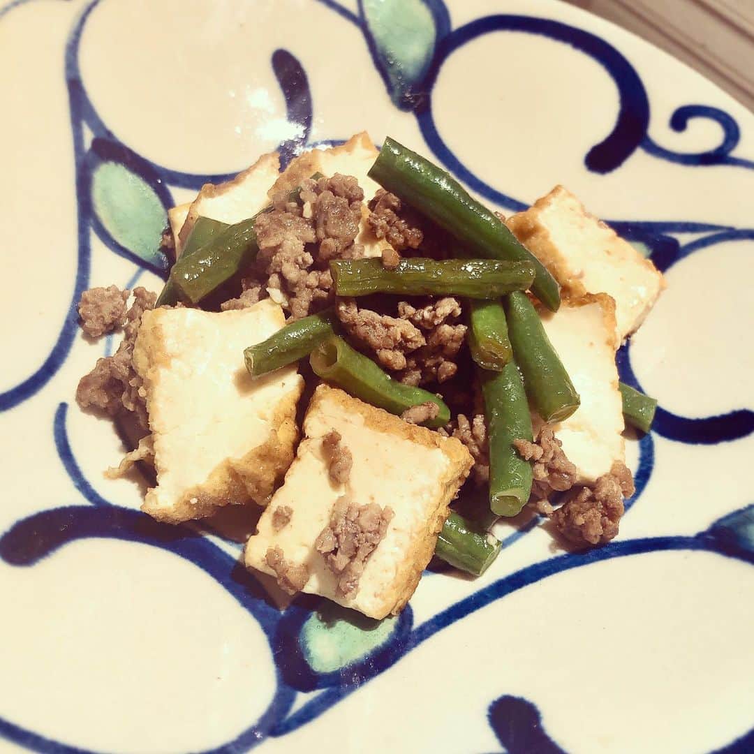 のインスタグラム：「厚揚げと挽肉とインゲンを炒めたもの。  帰宅してから作るご飯はとにかく簡単が大事です👍  サッカー帰りの息子はこれとご飯をもりもり🍚  と思ったら歯が抜けました🦷 初めて抜けて大笑い。  記念すべき日です😘  #歯が抜けた」