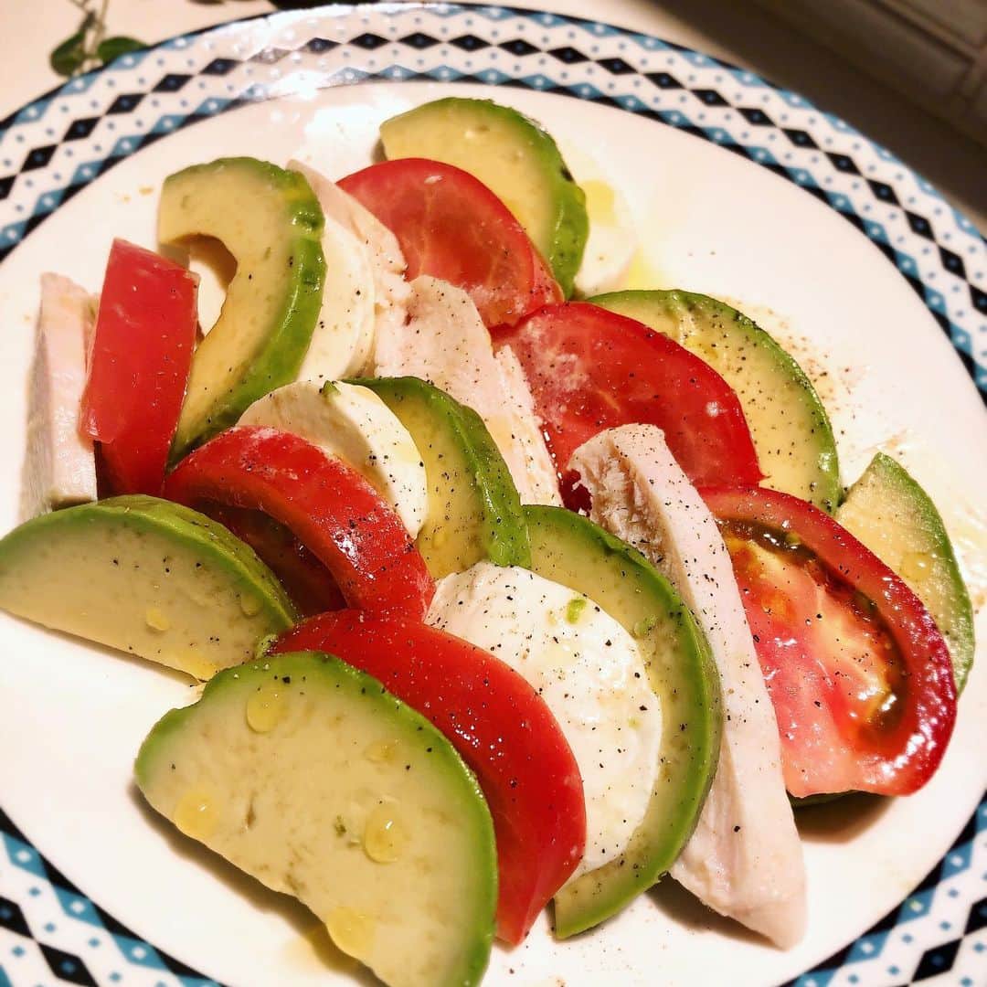 のインスタグラム：「サラダチキンでカプレーゼ🍅  食材を切ってオリーブオイルと塩胡椒をかけるだけの簡単料理。  野菜嫌いの息子も食べてくれます🥺  会食が多いので、何もない日は糖質制限です。  #バズーカ岡田 先生に褒められそう🎶」