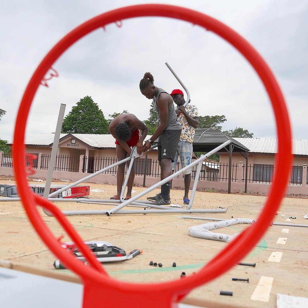 マプ・ヤンガ＝ムビワさんのインスタグラム写真 - (マプ・ヤンガ＝ムビワInstagram)「🇨🇫🔩🔧🏀 Jeu de basket terminé ! ✔️ Il est prêt pour les compétitions. 😃👼🏿 @association_yangambiwa  #bangui #centrafrique #work #association #associationyangambiwa」6月12日 18時42分 - mapou.yangambiwa