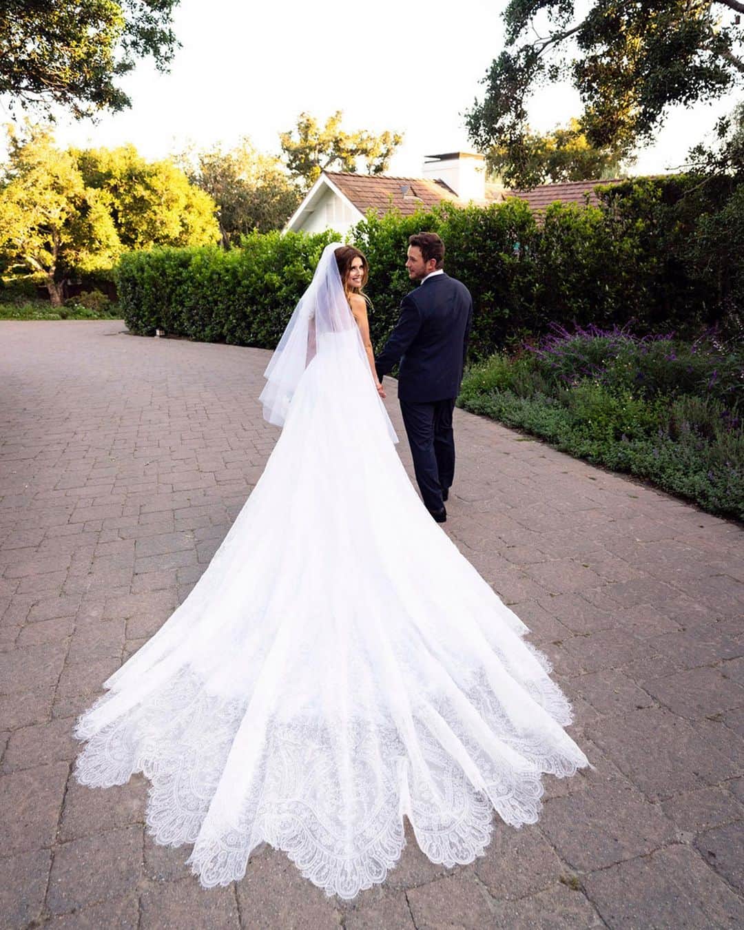 Armani Officialさんのインスタグラム写真 - (Armani OfficialInstagram)「Catch a glimpse of the custom #GiorgioArmaniPrivé wedding gowns and #GiorgioArmani made to measure suit designed for Chris Pratt and Katherine Schwarzenegger’s wedding in California. Scroll through the gallery to see the sketches designed by Mr Armani for the bridal party including @christinaschwarzenegger’s maid of honour gown. #ArmaniStars @katherineschwarzenegger @prattprattpratt」6月12日 18時43分 - emporioarmani
