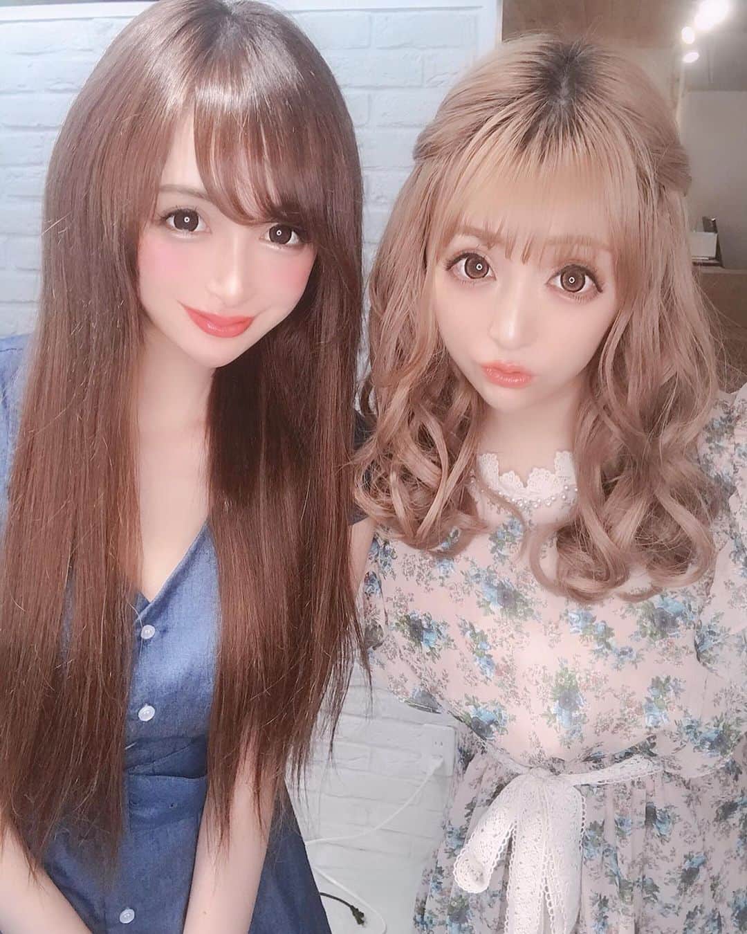 のインスタグラム：「#🧖‍♀️#💆‍♀️#💇🏼‍♀️#👭#🍒 . #美容室 でりなちゃん と ばったり🤭💖 お互い担当さんが【  @kei0926👨🏼】 で 一緒なんだ😘 この日は担当のアンディくん👨🏼不在。 【 @ankh_natsu 】ちゃんが 可愛くしてくれました 👏🏻🧖‍♀️💆‍♀️💇🏼‍♀️💖 . 💗💜咲鉄板menu💜💗 ︎︎︎︎☑︎#カラー ︎︎︎︎☑︎︎︎︎︎#トキオトリートメント ☑︎#ジョーカーエクステ で 最強に#美髪 へと復活 ‪✌︎🤤💋💕 いつもありがとうございます💫✨ . ちなみにこの日の#お洋服 は 【 @royalparty_official 】の#ワンピ💜 1枚で#楽ちん に着られて #女の子 らしい感じがお気に入り 😘 . りなちゃんと#女子会 も楽しみ🙈🍽🏎👗 #語りたいこと盛り沢山です😏💞w #ootd#コーデ #アンククロス #表参道 #美意識 #女子力 #happy #LOVE #美容室day 💋」