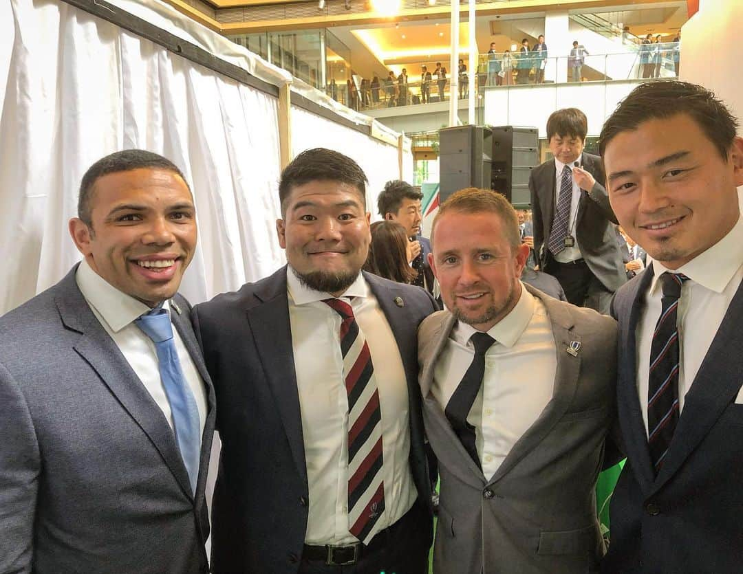 畠山健介さんのインスタグラム写真 - (畠山健介Instagram)「The legends with me @bryanhabana_ 🇿🇦 @shanemwilliams 🏴󠁧󠁢󠁷󠁬󠁳󠁿 @goro_0301 🇯🇵 ラグビーワールドカップ2019まで #あと100日 🏉  #ラグビー #rugby #100DTG #RWC2019 #ラグビーワールドカップ2019 #日本大会 #ブライアンハバナ #BryanHabana #シェーンウィリアムス #shaneWilliams  #五郎丸歩 #AyumuGoromaru  #レジェンド #legend」6月12日 18時55分 - hatake03