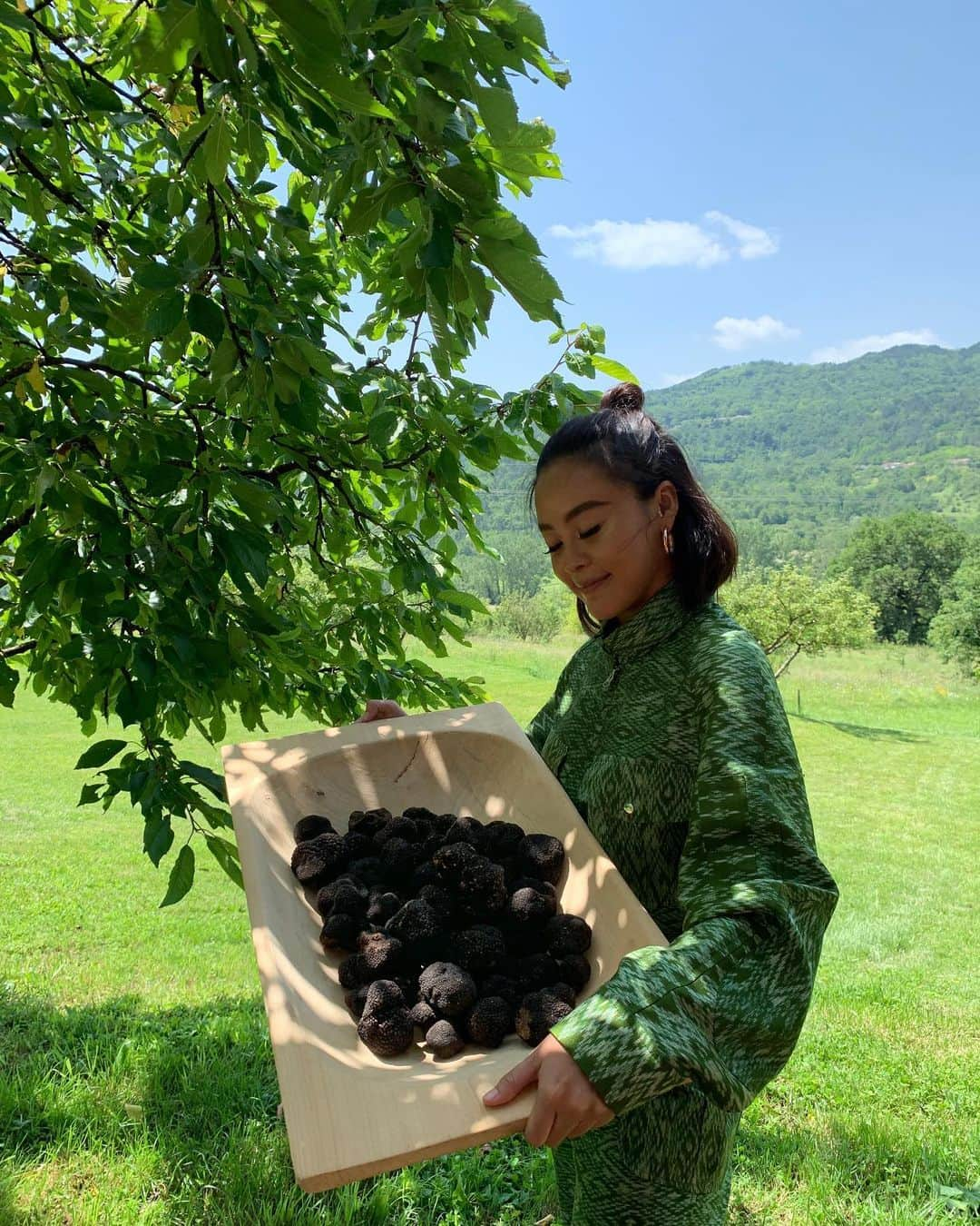 Amata Chittaseneeさんのインスタグラム写真 - (Amata ChittaseneeInstagram)「@prodantartufi 🍄 truffle truffle truffle hunting :) always so happy to be back with the family 😊 #shareistria #visitistria #truffle #trufflehunting #croatia #pearypiegoesgreen #pearypiearoundtheworld」6月12日 18時48分 - pearypie