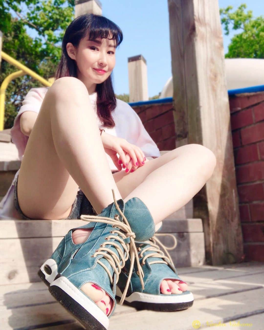 中野菜保子さんのインスタグラム写真 - (中野菜保子Instagram)「. 「お気に入りの靴👟発見🦋✨」 【シューズ検索コード:T01001】 @ladypara_offcial (レディースパラダイス) https://www.ledypara.jp/ . 写真は🍎🍎🍎🍎🍎🍎🍎🍎🍎🍎枚 1:ショートパンツに合わせました 8:バックショット 9:1周回って今みたいやつ . . 皆様ご機嫌いかがですか？（≧∇≦）？ 梅雨らしく雨が降ってカエル🐸さんも元気w . 一斉に唄って一斉にやめるゲコゲコは よほど指揮者がいいか、仲がいいのでしょうね😄 . 中野はクローズな講座(アイデアをどうやってだすの？の講師)と、 コミュニケーションのワークショップの準備中です(^-^) . . 気分転換のお散歩に、中野ファンおなじみ 絶賛ハマり中の、「レディースパラダイス(@ladypara_offcial )」の おニューの靴を履いて行きました👟👡 . . 実はワタシ、足が細くて薄くて小さいから なかなか合う靴がないんです😅 . でもこのシューズぴったりで❗️❗️❗️ テンアゲですよ😌✨✨ クッションもいいし、裸足で履いてキモチいい☆ . 編み上げ紐に、サイドのゴールドファスナー💫 チラッと見えるペディキュア🌈 厚底でちっこい中野菜保子をサポートw 可愛いし優秀だしでダイスキです🍓🍓🍓 . . 着回し力(履き回し？？)バツグンやのは確実なので、 いろんなコーデをまた載せます🥑 . めっちゃ楽しみです🎶🎶🎶 @ladypara_offcial ＊ ＊ ＊ #pr  #ladysparadise  #ladypara_official  #レディースパラダイス #レディパラ #韓国 #韓流ファッション  #韓国コーデ #着回し抜群  #中野菜保子 #model #俳優 #moviestar #美肌 #美白美人 #美脚 #笑顔が天使 #ナオ部 #癒し系代表 #見守る #勝利の女神  #スニーカーサンダル  #デニムブーツ #オープントゥサンダル  #ウェッジソールサンダル  #レースアップ  #サンダルスニーカー  #厚底 #履きやすい靴  #小さいさん @ladypara_offcial  @syanhaijitensya」6月12日 18時51分 - naokonakano8319