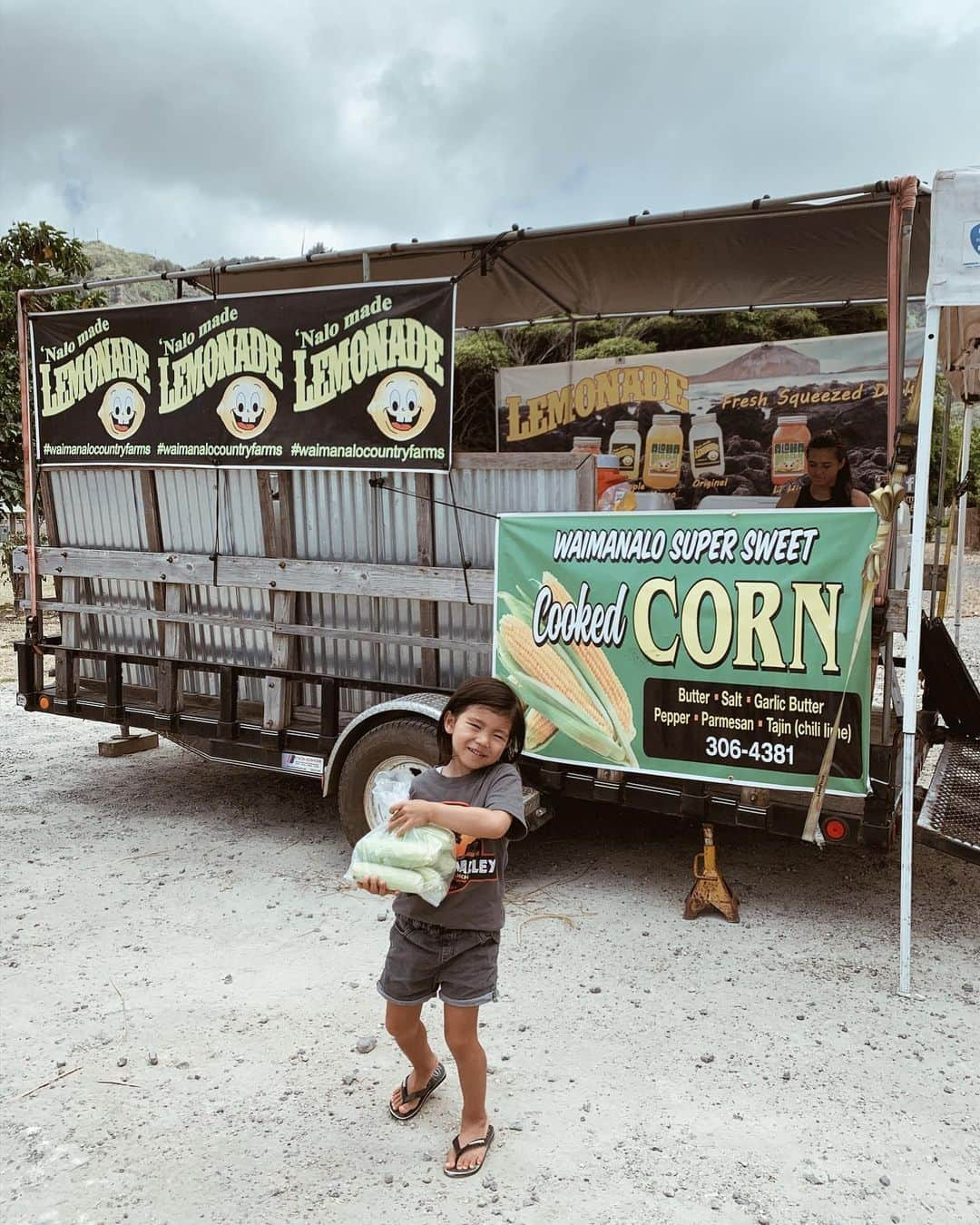 春名亜美さんのインスタグラム写真 - (春名亜美Instagram)「またまた、ワイマナロのビーチ沿いで @waimanalocountryfarms のフードトラックを発見🌽 数日前にここで買った🌽が甘くて美味しくて、一瞬でなくなったので、また袋詰めの🌽を購入🌽 今回も1袋６ドル😊 ・ ・ ・ #waimanalo #waimanalocountryfarms #hawaii #hawaiilife  #ハワイ生活 #ハワイ暮らし #子連れハワイ#sandwiches #hawaii #ハワイグルメ #hawaiilife  #ハワイ生活 #ハワイ暮らし #子連れハワイ」6月12日 18時52分 - amiharunaami