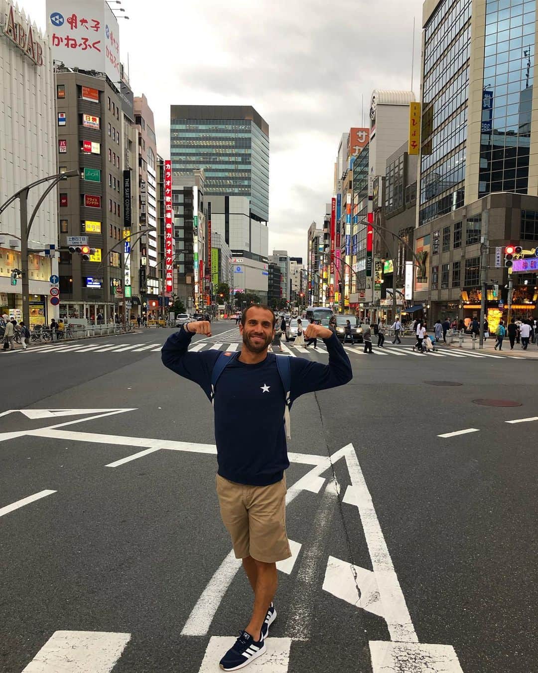 のインスタグラム：「Hey Tokyo nice to meet you! Kanpai! 🇯🇵 #japan #japantrip #tokyo #tokyolife 🔥 Thanks a lot to @vistatokyo 💙」