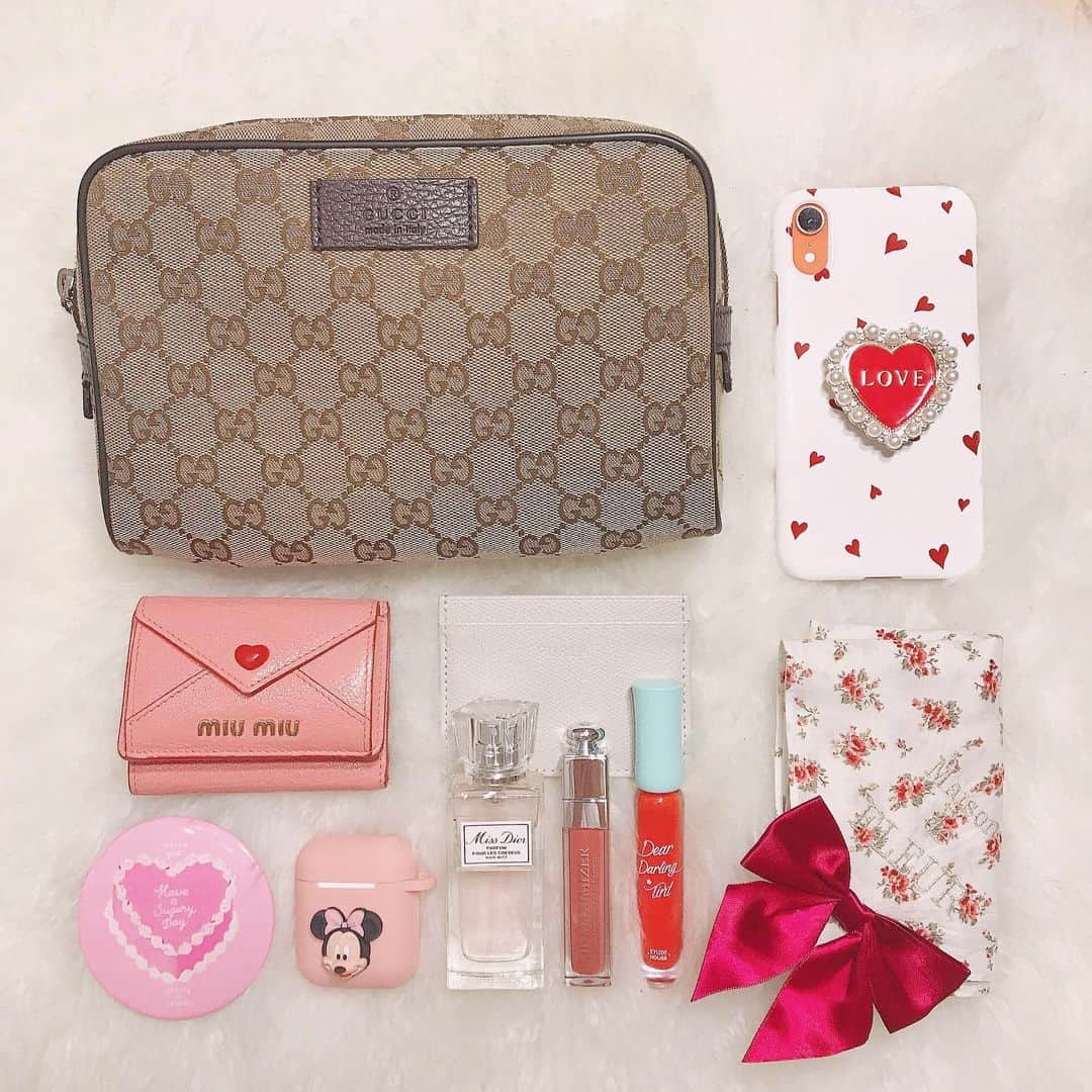 のインスタグラム：「👜 * リクエストもらったカバンの中身🧳💕 小さめのバッグの時はだいたいこんな感じ😍🍒 * バッグ @gucci 財布 @miumiu スマホ📱会社用w @_marumarujp パスケース @furla  ミラー @etoile_griotte AirPods @apple 香水 @diorparfums @dior リップ @diormakeup @etudehousejapan ハンカチ @maisondefleur_press * 未だにmiumiuのパスモケース無くしたのがショックすぎて 新しく買うのが恐怖でいる.....w * #カバンの中身 #カバン #ウエストポーチ #gucci  #miumiu #maisondefleur #airpods #Apple #dior #FURLA #リップ」