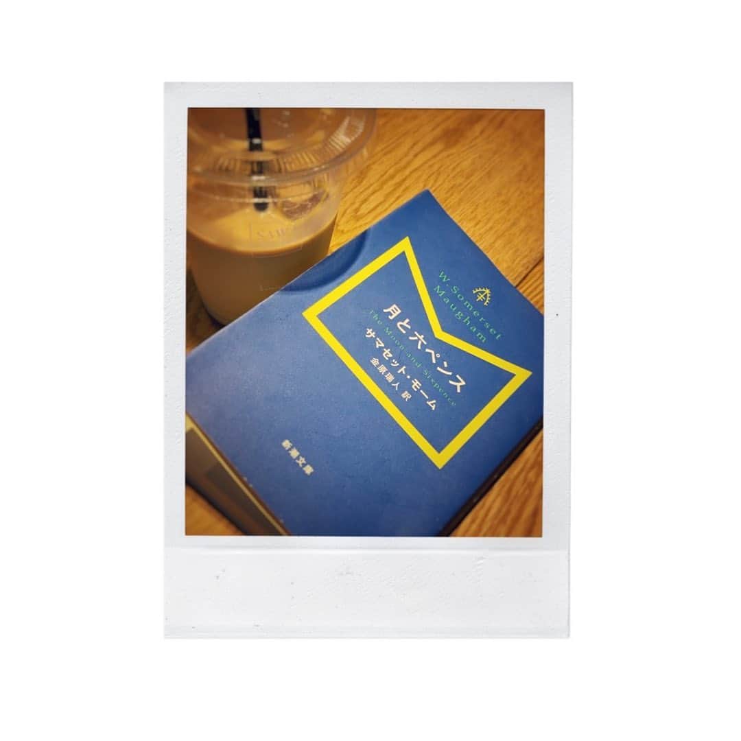 透水さらさのインスタグラム：「読書をする時間を作るのも努力しないと、、、📚 #読書 #月と六ペンス  外見もだけど内面を磨く努力をします🙇‍♂️」