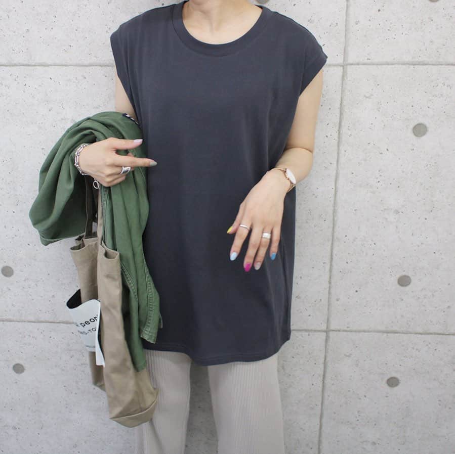 aki【EXSOME】さんのインスタグラム写真 - (aki【EXSOME】Instagram)「・ 次回新作・再入荷商品の発売日時 6月13日（木）20:00〜 6月14日（金）12:30〜 ・ 今週の新作商品 ☑︎DAHLIAロゴノースリーブTシャツ color：スミクロ/オフホワイト／ベージュ size: M ￥2.900＋tax 着丈71身幅53肩幅46 ・ 素材:コットン100% ・ モデル身長:148cm ・ さりげなく胸元にプリントされた ロゴがスッキリも洗練された印象に！ ノースリーブながらもオーバーサイズなので着用するとフレンチスリーブのように二の腕を隠してくれるシルエット。 ヒップまわりを隠してくれるロング丈は長丈×長丈のコーデや、ウエストイン、サロペのインにも使いやすいバランスです！ ・ topのURLから ご購入していただけます✈︎✈︎✈︎ ・ ・ Instagram officialと 公式LINEがあるので フォローして頂けると嬉しいです✌︎ ⬇︎ Instagram official  @exsome_official ＊ ・ ・ 公式LINE @efc0920h（アットマークから） ・ ・ 公式Twitter exsome_official ・ ・ 公式facebook exsome_official ・ ・ #エクソーム #シンプルコーデ #カジュアルコーデ #コーディネート #ユニクロ  #ジーユー #シルバーアクセ #古着  #お洒落さんと繋がりたい #古着好きな人と繋がりたい #gu #uniqlo #しまむら #todayful  #ungrid  #rodeocrowns  #おちびコーデ #148cm #ママコーデ #ママファッション #アラフォーファッション #アラサーファッション #おちびの輪 #低身長 #低身長コーデ #プチプラ #プチプラコーデ #大人カジュアル #Tシャツ #タンクトップ」6月12日 19時04分 - exsome_official