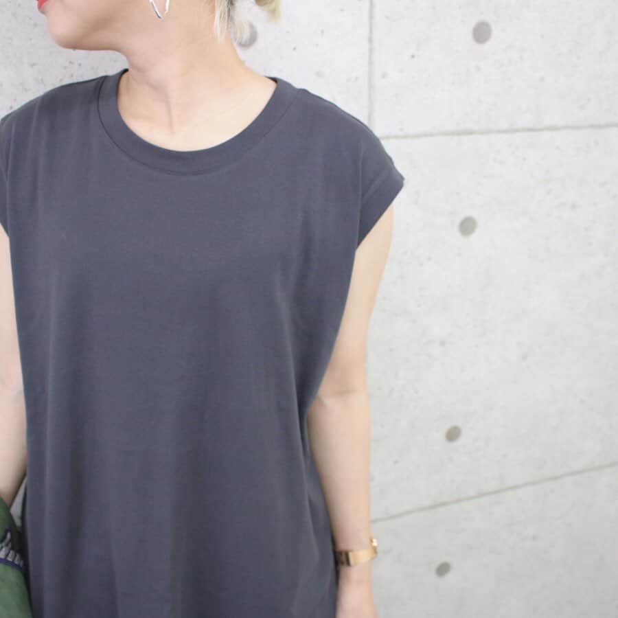 aki【EXSOME】さんのインスタグラム写真 - (aki【EXSOME】Instagram)「・ 次回新作・再入荷商品の発売日時 6月13日（木）20:00〜 6月14日（金）12:30〜 ・ 今週の新作商品 ☑︎DAHLIAロゴノースリーブTシャツ color：スミクロ/オフホワイト／ベージュ size: M ￥2.900＋tax 着丈71身幅53肩幅46 ・ 素材:コットン100% ・ モデル身長:148cm ・ さりげなく胸元にプリントされた ロゴがスッキリも洗練された印象に！ ノースリーブながらもオーバーサイズなので着用するとフレンチスリーブのように二の腕を隠してくれるシルエット。 ヒップまわりを隠してくれるロング丈は長丈×長丈のコーデや、ウエストイン、サロペのインにも使いやすいバランスです！ ・ topのURLから ご購入していただけます✈︎✈︎✈︎ ・ ・ Instagram officialと 公式LINEがあるので フォローして頂けると嬉しいです✌︎ ⬇︎ Instagram official  @exsome_official ＊ ・ ・ 公式LINE @efc0920h（アットマークから） ・ ・ 公式Twitter exsome_official ・ ・ 公式facebook exsome_official ・ ・ #エクソーム #シンプルコーデ #カジュアルコーデ #コーディネート #ユニクロ  #ジーユー #シルバーアクセ #古着  #お洒落さんと繋がりたい #古着好きな人と繋がりたい #gu #uniqlo #しまむら #todayful  #ungrid  #rodeocrowns  #おちびコーデ #148cm #ママコーデ #ママファッション #アラフォーファッション #アラサーファッション #おちびの輪 #低身長 #低身長コーデ #プチプラ #プチプラコーデ #大人カジュアル #Tシャツ #タンクトップ」6月12日 19時04分 - exsome_official