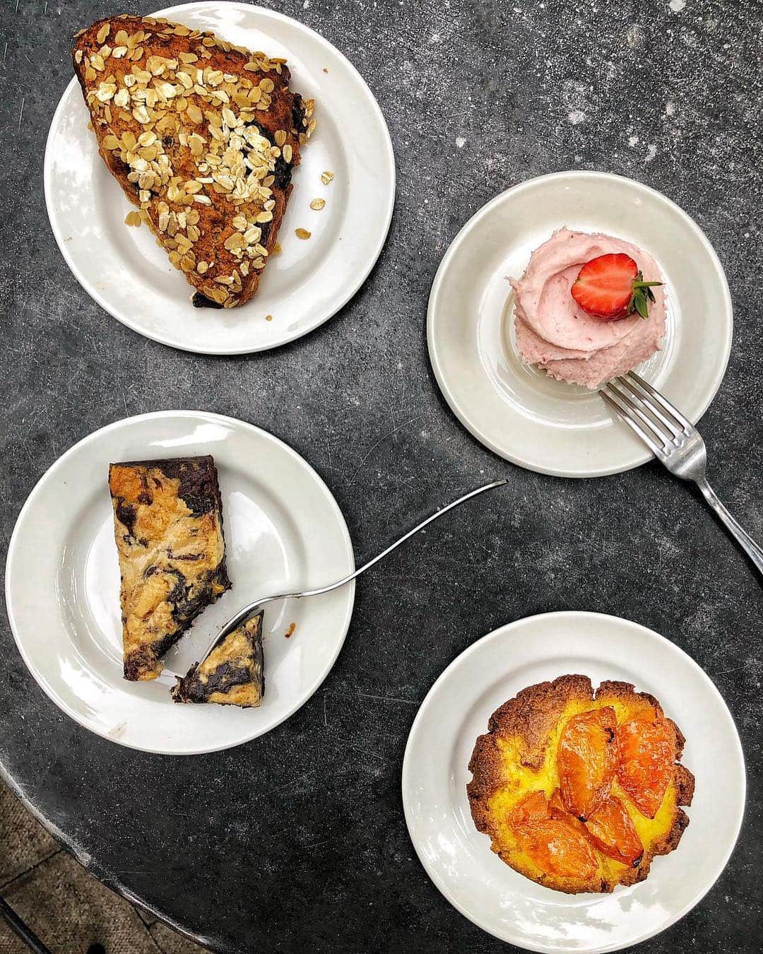 @LONDON | TAG #THISISLONDONさんのインスタグラム写真 - (@LONDON | TAG #THISISLONDONInstagram)「Morning! It’s @felicityspector here about to tuck into this table of cakes at one of my favourite #London bakeries, @violetcakeslondon in #Hackney. Former Chez Panisse pastry chef Claire Ptak set this gorgeous little place up in 2010 and it’s been such a huge success that Claire famously made the royal wedding cake for #PrinceHarry and #MeghanMarkle! 👑😱 Today I’m going for all my faves - the rich chocolate halva tahini brownie, a lush apricot polenta muffin, a prune and oat scone and a strawberry cupcake. Always love the seasonal ingredients they use! 👌🏼 Plus I’ve been swapping tips for the best California bakeries with Claire - there really couldn’t be a better way to spend a morning. Tag a friend who’d love a table of cakes like this! 👇🏼👇🏼 // #thisislondon #london #londonfood」6月12日 18時56分 - london