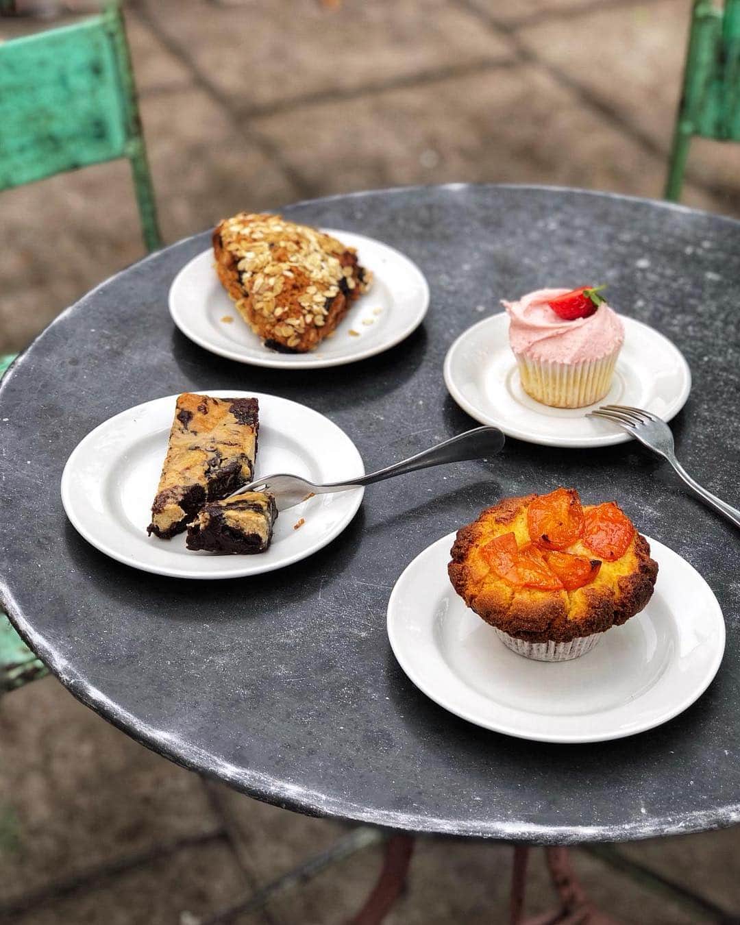 @LONDON | TAG #THISISLONDONさんのインスタグラム写真 - (@LONDON | TAG #THISISLONDONInstagram)「Morning! It’s @felicityspector here about to tuck into this table of cakes at one of my favourite #London bakeries, @violetcakeslondon in #Hackney. Former Chez Panisse pastry chef Claire Ptak set this gorgeous little place up in 2010 and it’s been such a huge success that Claire famously made the royal wedding cake for #PrinceHarry and #MeghanMarkle! 👑😱 Today I’m going for all my faves - the rich chocolate halva tahini brownie, a lush apricot polenta muffin, a prune and oat scone and a strawberry cupcake. Always love the seasonal ingredients they use! 👌🏼 Plus I’ve been swapping tips for the best California bakeries with Claire - there really couldn’t be a better way to spend a morning. Tag a friend who’d love a table of cakes like this! 👇🏼👇🏼 // #thisislondon #london #londonfood」6月12日 18時56分 - london