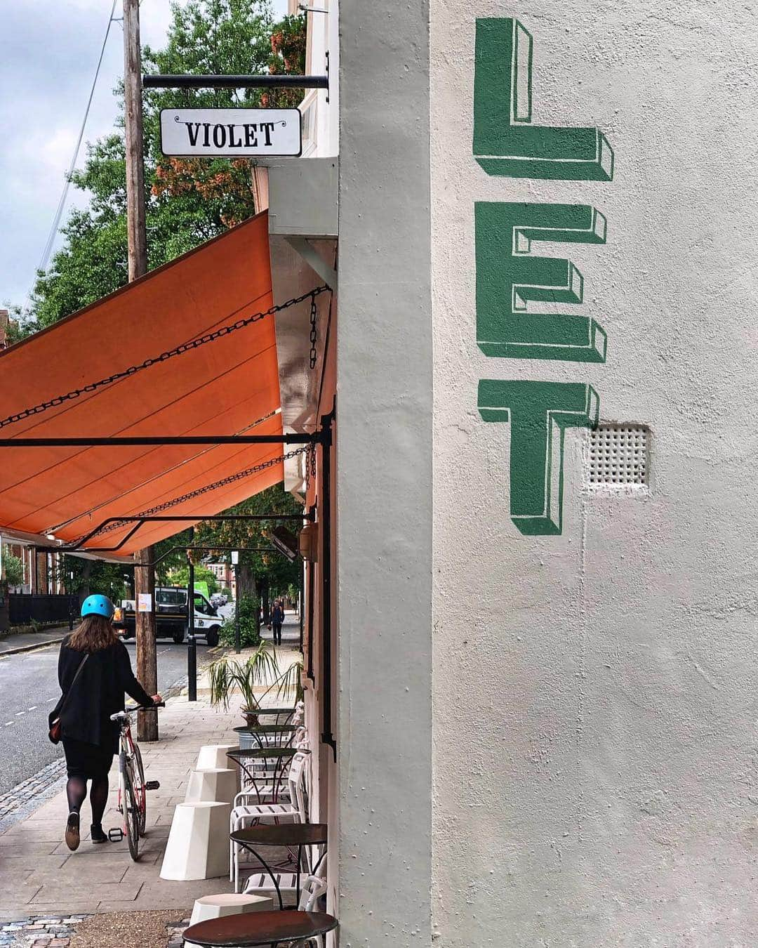 @LONDON | TAG #THISISLONDONさんのインスタグラム写真 - (@LONDON | TAG #THISISLONDONInstagram)「Morning! It’s @felicityspector here about to tuck into this table of cakes at one of my favourite #London bakeries, @violetcakeslondon in #Hackney. Former Chez Panisse pastry chef Claire Ptak set this gorgeous little place up in 2010 and it’s been such a huge success that Claire famously made the royal wedding cake for #PrinceHarry and #MeghanMarkle! 👑😱 Today I’m going for all my faves - the rich chocolate halva tahini brownie, a lush apricot polenta muffin, a prune and oat scone and a strawberry cupcake. Always love the seasonal ingredients they use! 👌🏼 Plus I’ve been swapping tips for the best California bakeries with Claire - there really couldn’t be a better way to spend a morning. Tag a friend who’d love a table of cakes like this! 👇🏼👇🏼 // #thisislondon #london #londonfood」6月12日 18時56分 - london