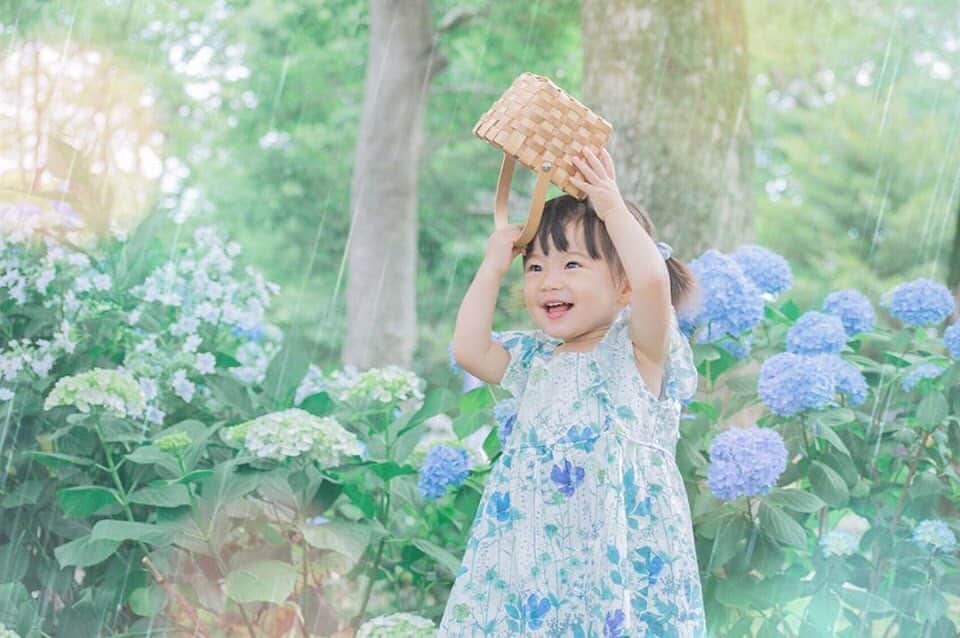 タビスルキッズのインスタグラム：「こんばんは😊 現在、「初夏」を楽しんでいるお写真・動画を募集中です✨ 本日の #タビスルキッズ はこちら💕 📷 @thk_my_lucky_starsさん 🚩愛知県・一宮市「御裳神社」 🎙ご本人コメント 2019.6.8 ꙳✧˖°⌖꙳✧˖°⌖﻿﻿﻿﻿﻿﻿﻿﻿﻿﻿﻿﻿﻿﻿﻿﻿﻿﻿﻿﻿﻿﻿﻿﻿﻿﻿﻿ ﻿ カゴはかぶる派☂️﻿ ﻿ リバティイルマのブルーワンピ﻿ あじさいに合ってお気に入り🥰﻿ ﻿ date✧2019.6.8﻿ ﻿﻿﻿﻿﻿﻿﻿﻿﻿﻿﻿﻿ ꙳✧˖°⌖꙳✧˖°⌖﻿﻿﻿﻿﻿﻿﻿﻿﻿﻿﻿﻿﻿﻿﻿﻿﻿﻿﻿﻿﻿﻿﻿﻿﻿﻿﻿﻿﻿﻿﻿﻿﻿﻿﻿﻿ ﻿﻿﻿﻿﻿＊＊＊＊＊＊ 「ブルーのワンピとあじさい」かわいいです😍 いつも、素敵なお写真ありがとうございます💕」