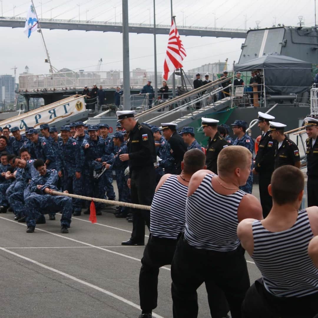 海上自衛隊さんのインスタグラム写真 - (海上自衛隊Instagram)「～Tug of War～ 第7護衛隊 護衛艦「すずなみ」は、ロシア海軍艦艇と捜索救難訓練等を行うため、ウラジオストク港に入港中です。 ロシア海軍との親睦を深めています。 #海上自衛隊 #jmsdf  #tugofwar  #綱引き  #friendship #どっちが勝つかな」6月12日 19時02分 - jmsdf_pr