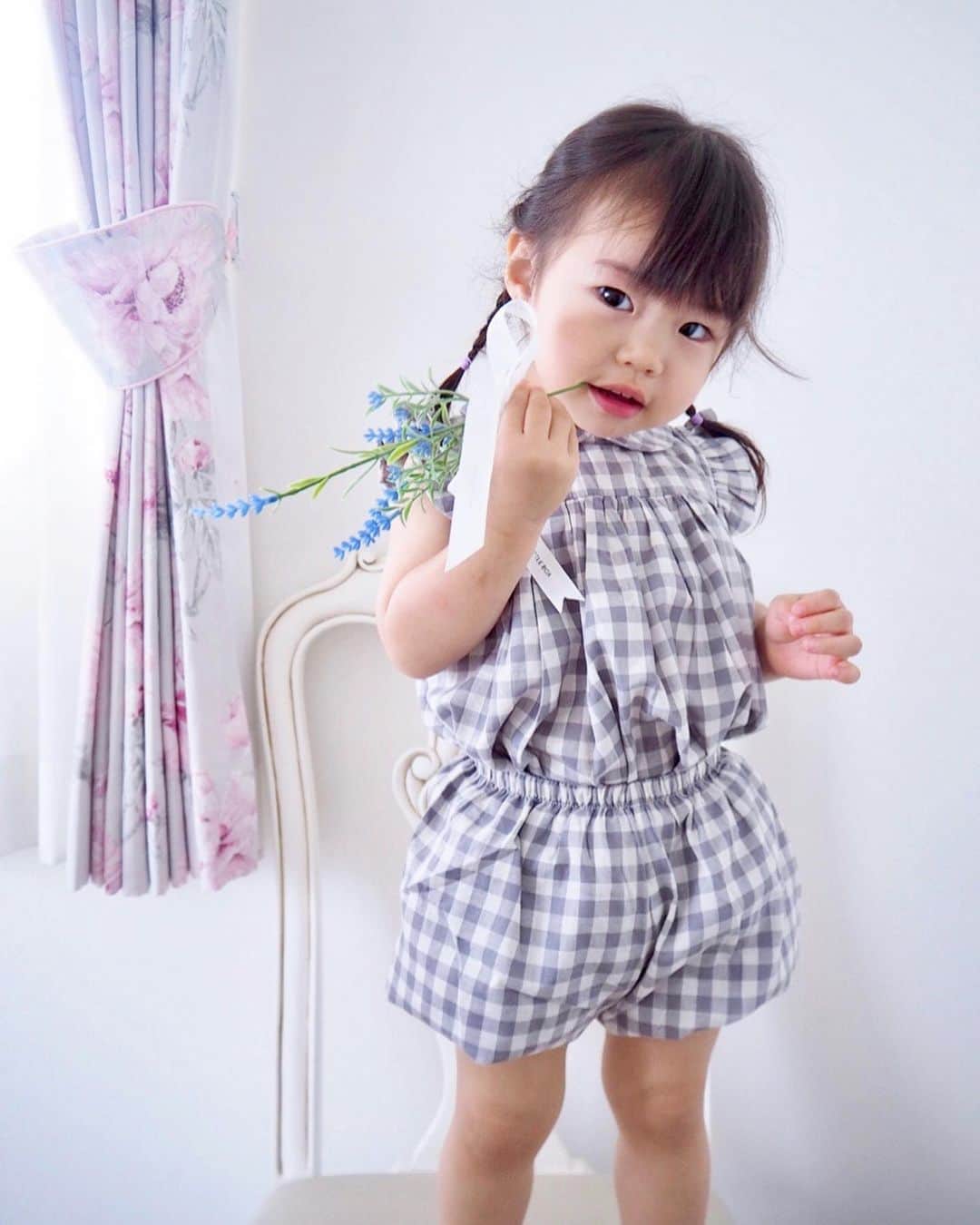 こままりえさんのインスタグラム写真 - (こままりえInstagram)「✴︎ pale gray setup💐 . 一つ前の投稿で娘ちゃんが着ている お洋服の問い合わせがあったので お写真撮ってみました☺️📷 @lepshim_fashion のセットアップです👗 . #グレーチェック って初めてだけど すごく可愛いことを発見😍✨ 優しいトーンの #ギンガムチェック は 上下別々にも使えるのがまた嬉しい💕 一番最後に #かぼちゃパンツ の上に ワンピを出した姿も載せてみました😉 . #lepshim #lepshimbaby #lepshimkids #レプシム #セレクトショップ #キッズベビー服専門店 #キッズ服 #ベビー服 #子ども服 #こども服 #海外製 #韓国服 #韓国ファッション #韓国子供服 #キッズ #キッズファッション #キッズコーデ #女の子コーデ #女の子ママ #おしゃれママと繋がりたい #輸入子供服 #娘ちゃんの成長記録 #2歳1ヶ月 #花のある幸せ時間 #ふんわりカラー #ワンピースセット #上下セット」6月12日 18時59分 - komamarie