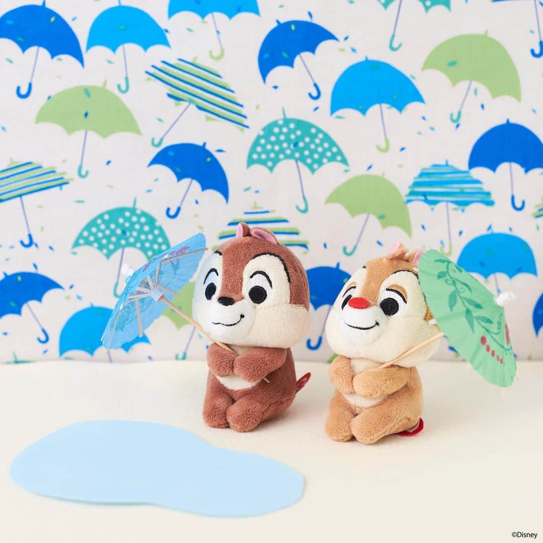 ちょっこりさん【公式】のインスタグラム：「#20190612 * 雨の日も、カラフルな傘で気分転換！ みんなのお気に入りの梅雨グッズは何かな～ * #ちょっこりさん #梅雨#雨 #ディズニーグッズ #ぬい撮り#ぬいぐるみ #chokkorisan#disney #takaratomyarts #ぬいぐるみと撮り隊 #disney写真部 #ちょっこりさん好きな人とつながりたい」
