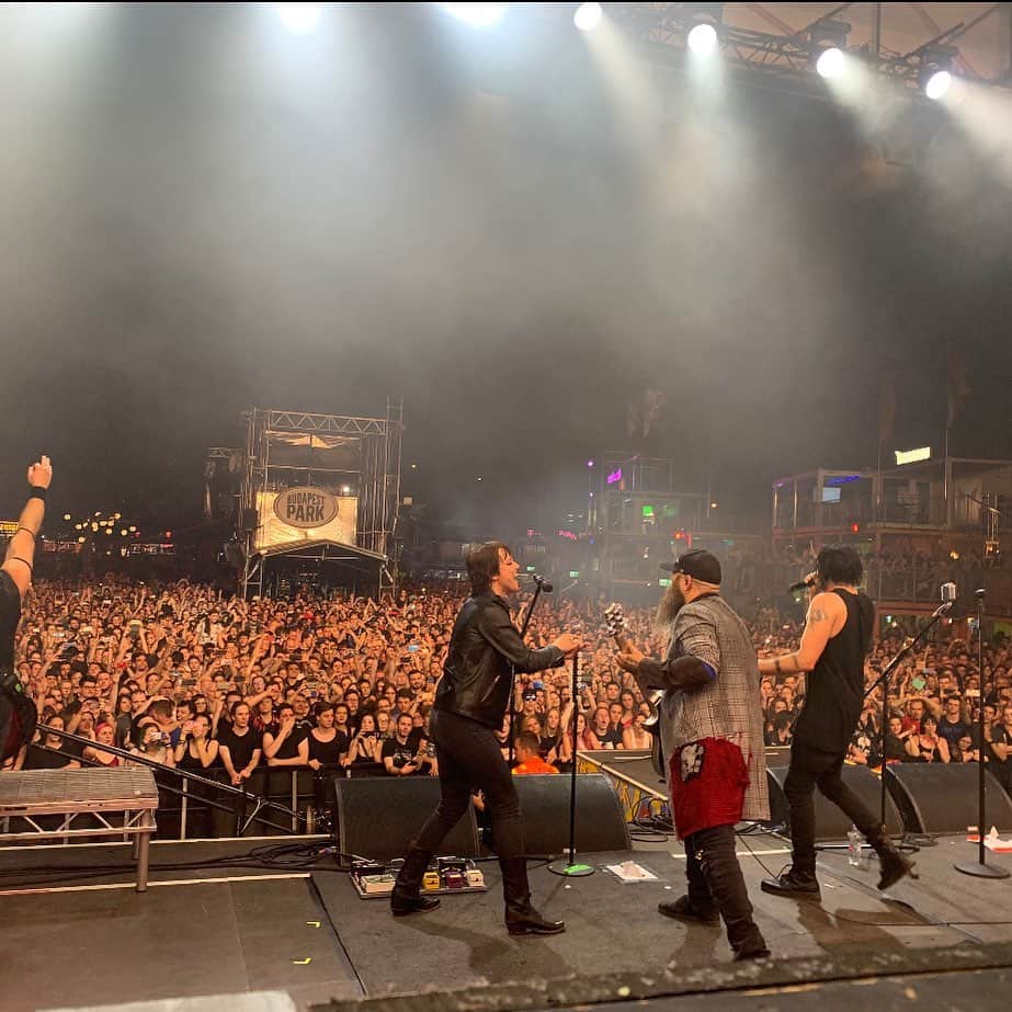 ジー・ヘイルさんのインスタグラム写真 - (ジー・ヘイルInstagram)「Thank you to my brothers in @threedaysgraceofficial for calling me up on stage with them last night at @budapestpark Budapest...what a night!! Photo by @bubba_dop」6月12日 19時01分 - officiallzzyhale