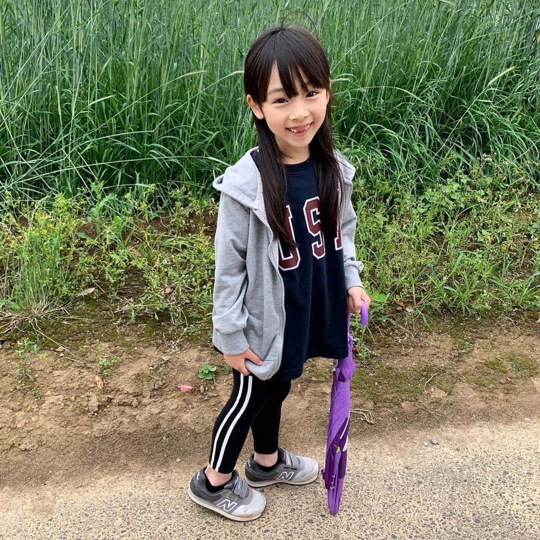 Akiのインスタグラム：「6/12 ・ 学校に宿題を忘れたため 帰宅後また学校へ🏫🚶‍♀️ ・ 今まで忘れた物一覧 ☑︎水筒 ☑︎上着(2回) ☑︎宿題 ☑︎移動ポケット ・ いつかランドセルごと忘れて 軽快に帰宅しそう😌🎒 ・ ・ ありがたい事に みんなからの娘のイメージで おとなしそうとか 変顔しなさそうとか よく言っていただきますが そんなの幻想ですバーロー☺️ ・ 勇気のある方 これからも友達だよ！ って方だけ スワイプしてください☺️👉👉 ・ ・ #ただ変顔を晒すだけの投稿 ・ ・ ・」