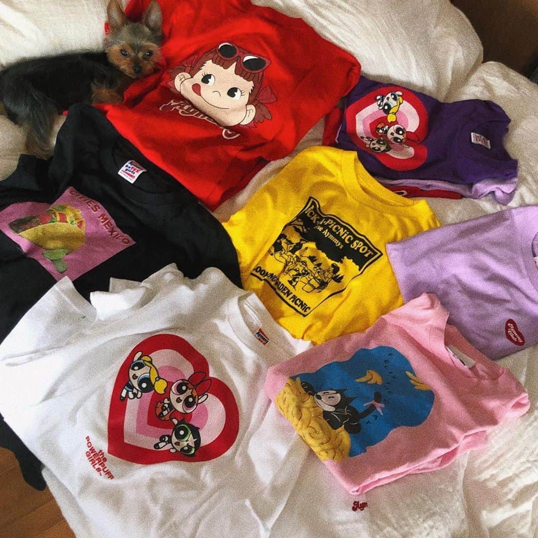 Aymmy in the batty girlsのインスタグラム：「【T-SHIRTS 2BUY 10%OFF!】﻿﻿ ﻿﻿ Tシャツフェア開催❣️﻿﻿ これからの季節に大活躍な対象のTシャツ（半袖・長袖）を2点以上同時にお買い上げで10%OFF！﻿﻿ ﻿﻿ ※システム上の関係により、ご注文時の注文完了メールには10%OFFされた金額が反映されておりません。﻿﻿ ご注文後、再度割引した金額での注文完了メールをお送りいたしますのでお待ちくださいませ。﻿﻿ ※当フェアは予告なく終了する場合がございますので、あらかじめご了承ください。﻿﻿ ﻿﻿ #aymmyinthebattygirls #aymmy#tee#Tシャツ . #Repost @setoayumi ・・・ 最近TシャツorロンTしか着てない！ デニムに合わせたり、ワンピースの下に合わせたり、色々着まわしもできるし、1枚で個性が出せる画期的なアイテム。何枚あってもいい❤️ いま @aymmy93 ではTシャツフェアーを開催中。 TシャツorロンTをまとめて2枚買うと、10%の割引がされてとってもお得。 是非この機会に、夏に向けてTシャツの準備を🍦🌻 #aymmy #まゆげを探せ！」