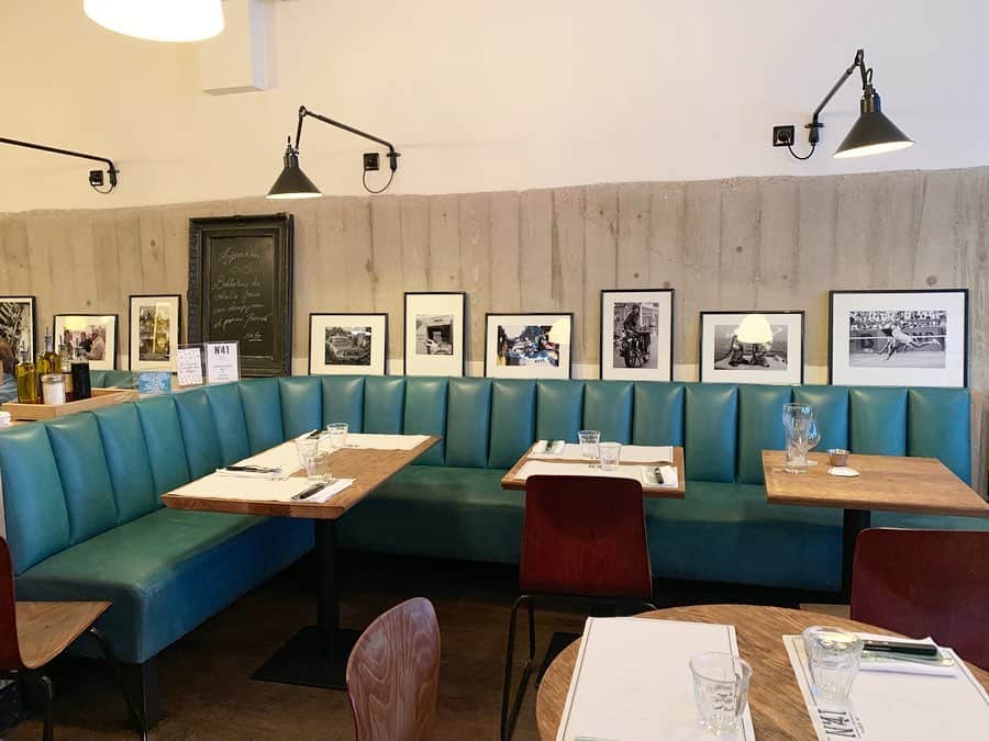 大日方久美子さんのインスタグラム写真 - (大日方久美子Instagram)「・ パリ16区にあるビストロ @quaranteun 🍽 ・ 小さな子供もOKなのに、店内はシックで素敵。カジュアルで気取らない地元の人に人気のレストランです。 ・ オーダーした料理はどれも美味しいのですが、カモのコンフィが最高でした。  さすが @archeste_paris のシェフ行きつけ❤️🇫🇷 ・ シンプルなシューアイスにホットチョコをかけていただくデザートも、スイーツ好きにはオススメです。 ・ ・ #kumitravelstyle」6月12日 19時03分 - kumi511976